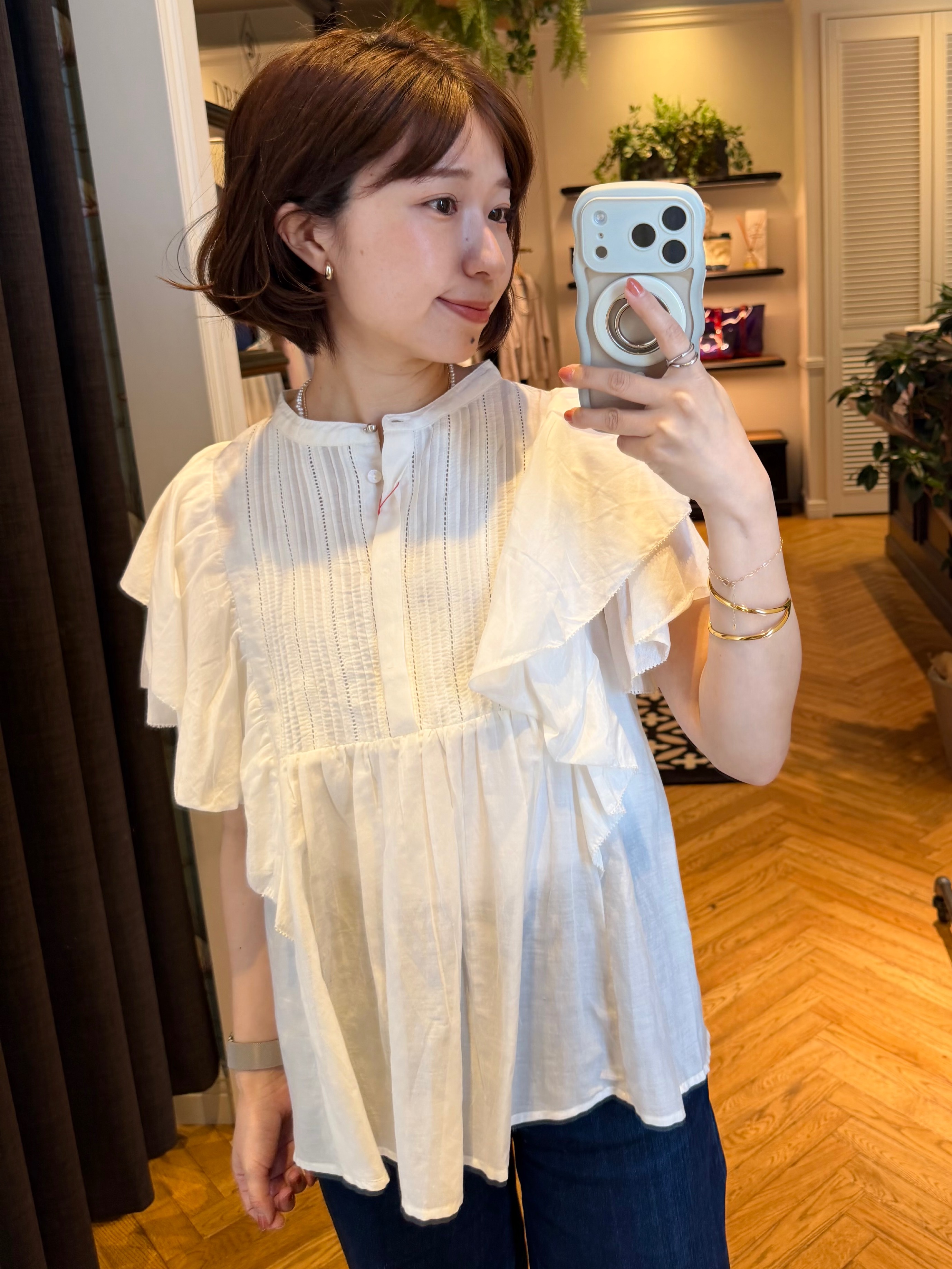 つじ まこさんの「DRESSTERIOR｜コットンシルク ラッフルスリーブ ブラウス」を使ったコーディネート