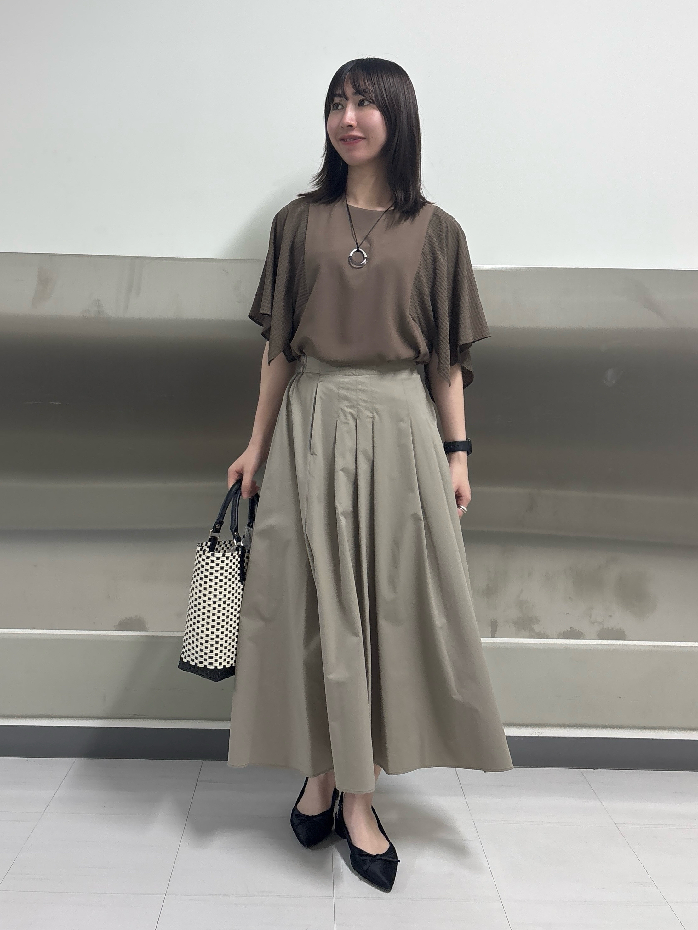 Yoshimiさんの「INDIVI｜【洗える／シアーチェック柄】異素材コンビスリーブトップス」を使ったコーディネート