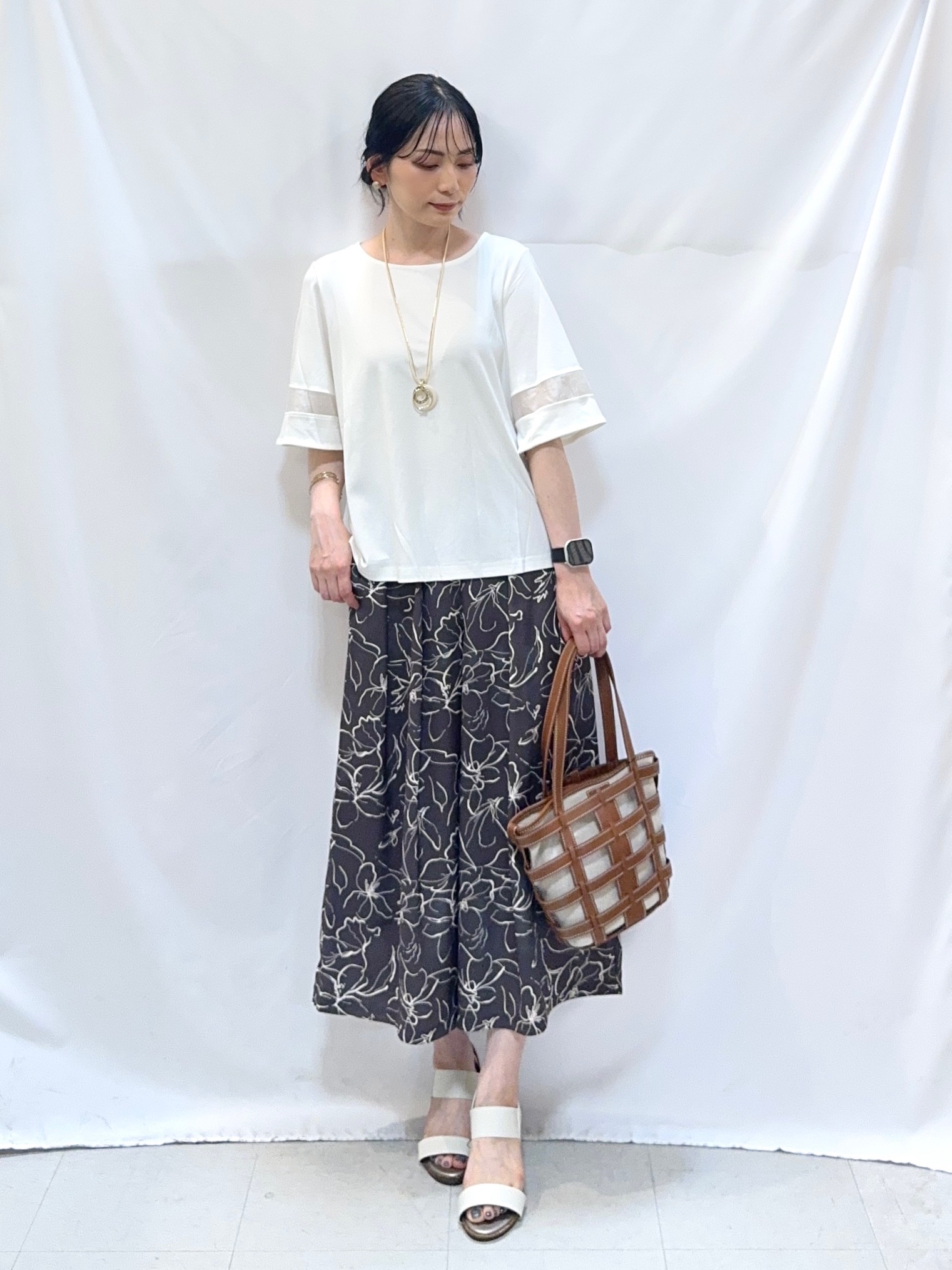 𝐇𝐢𝐫𝐨𝐦𝐢さんの「SHOO･LA･RUE｜【洗濯機後しわになりにくい/ひんやり/S-LL】お袖のシアーで抜け感プラス 二の腕隠せるフレアスリー」を使ったコーディネート