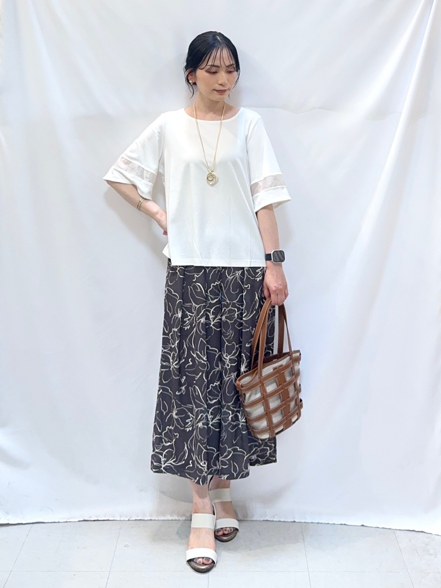𝐇𝐢𝐫𝐨𝐦𝐢さんの「SHOO･LA･RUE｜【洗濯機後しわになりにくい/ひんやり/S-LL】お袖のシアーで抜け感プラス 二の腕隠せるフレアスリー」を使ったコーディネート