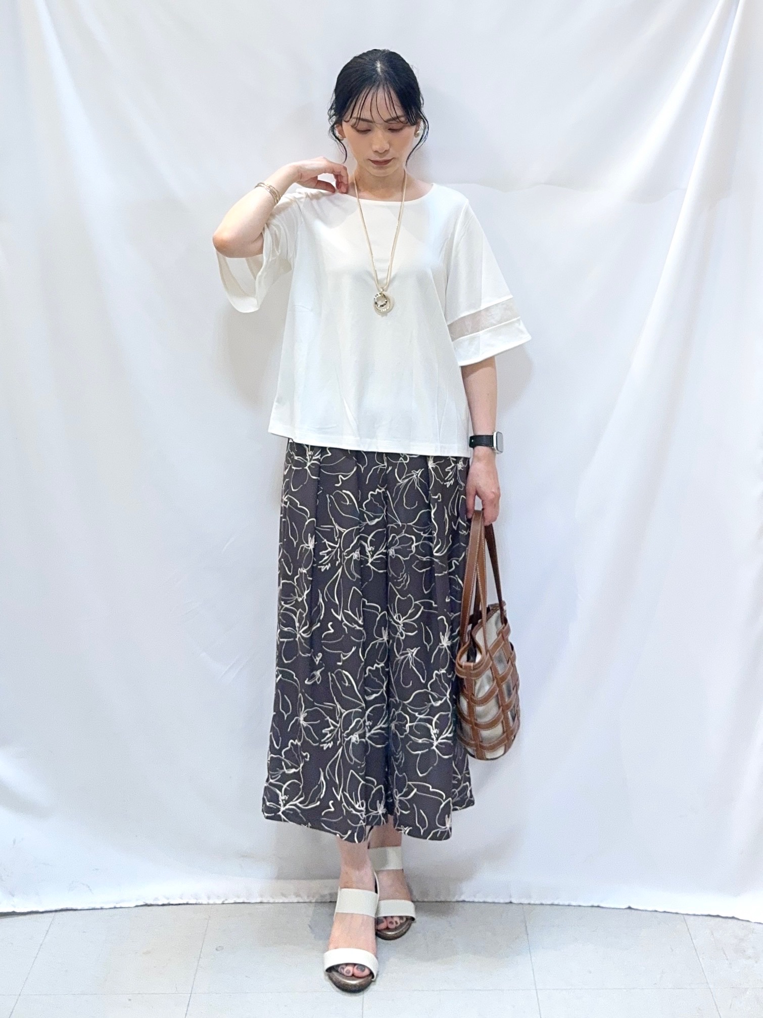 𝐇𝐢𝐫𝐨𝐦𝐢さんの「SHOO･LA･RUE｜【洗濯機後しわになりにくい/ひんやり/S-LL】お袖のシアーで抜け感プラス 二の腕隠せるフレアスリー」を使ったコーディネート