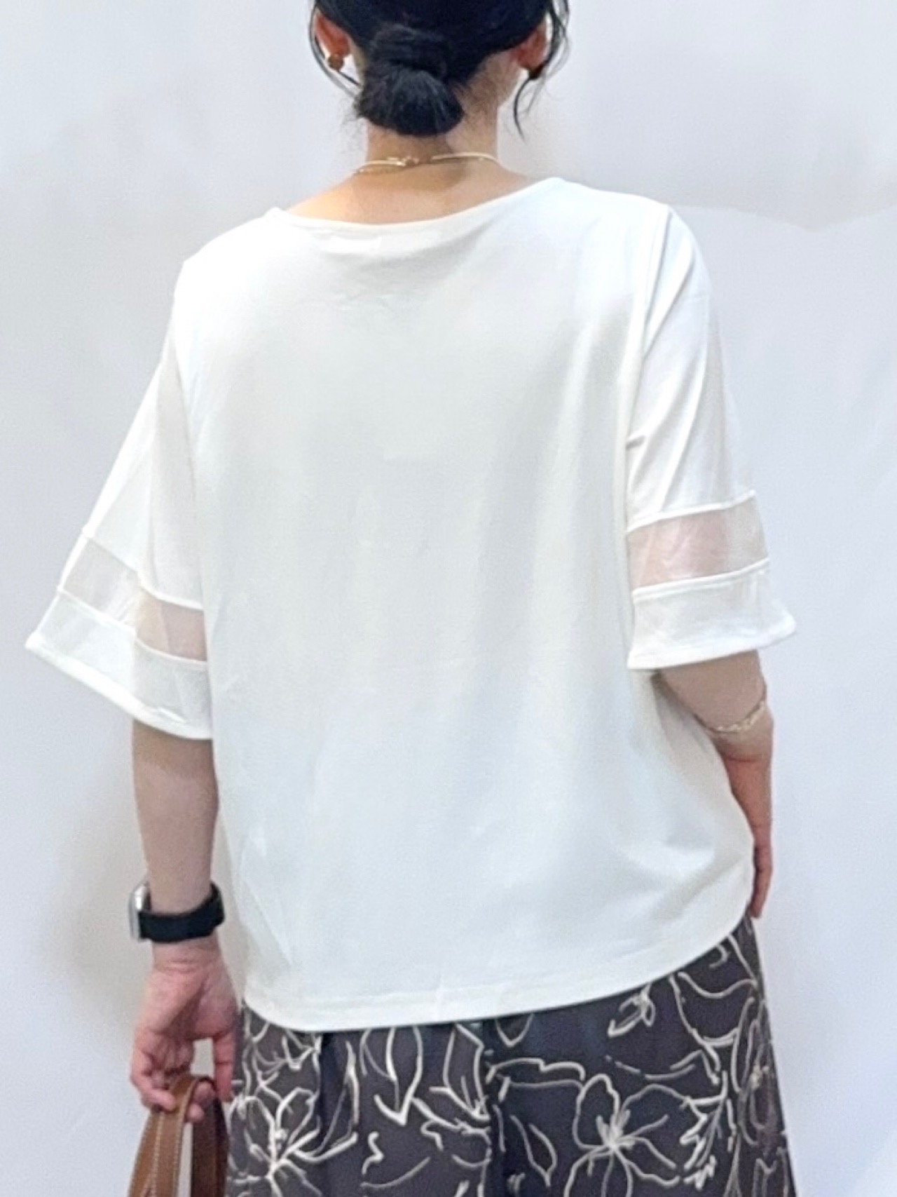 𝐇𝐢𝐫𝐨𝐦𝐢さんの「SHOO･LA･RUE｜【洗濯機後しわになりにくい/ひんやり/S-LL】お袖のシアーで抜け感プラス 二の腕隠せるフレアスリー」を使ったコーディネート