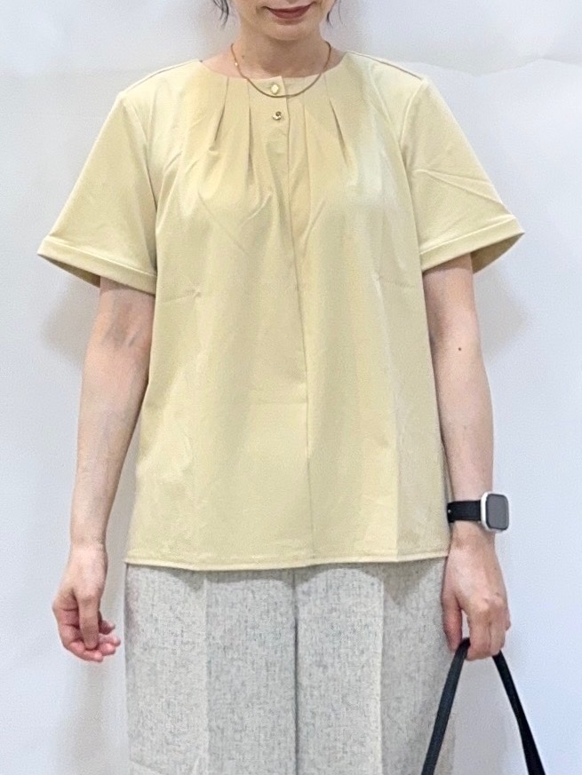 𝐇𝐢𝐫𝐨𝐦𝐢さんの「SHOO･LA･RUE｜【洗濯後しわになりにくい/UV/S-LL】Tシャツ感覚できれい見え ひんやりタックTブラウス」を使ったコーディネート