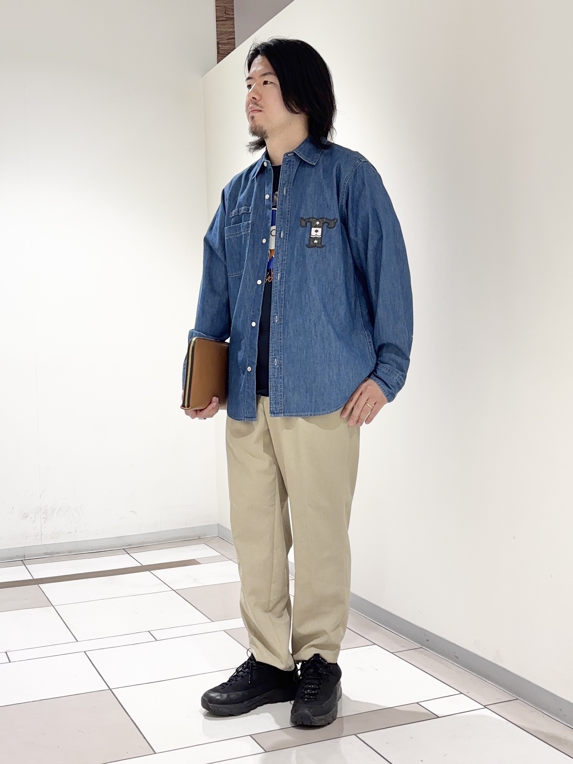 及川さんの「TAKEO KIKUCHI｜【BOWLER HAT LABEL】Tエンブレム デニムシャツ」を使ったコーディネート