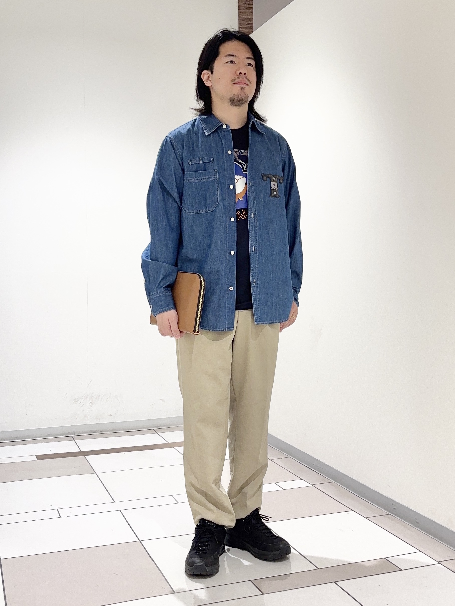 及川さんの「TAKEO KIKUCHI｜【BOWLER HAT LABEL】Tエンブレム デニムシャツ」を使ったコーディネート