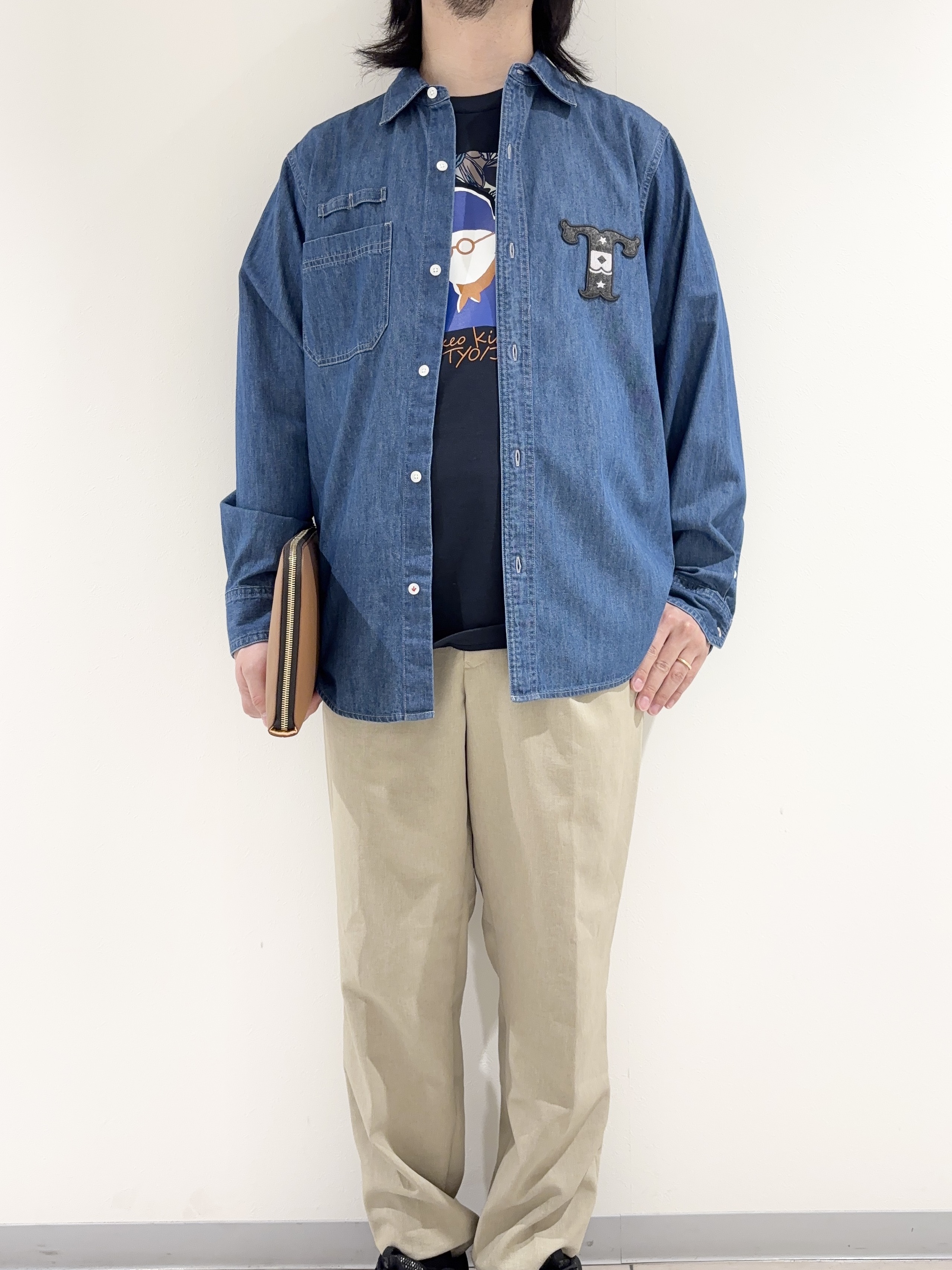 及川さんの「TAKEO KIKUCHI｜【BOWLER HAT LABEL】Tエンブレム デニムシャツ」を使ったコーディネート