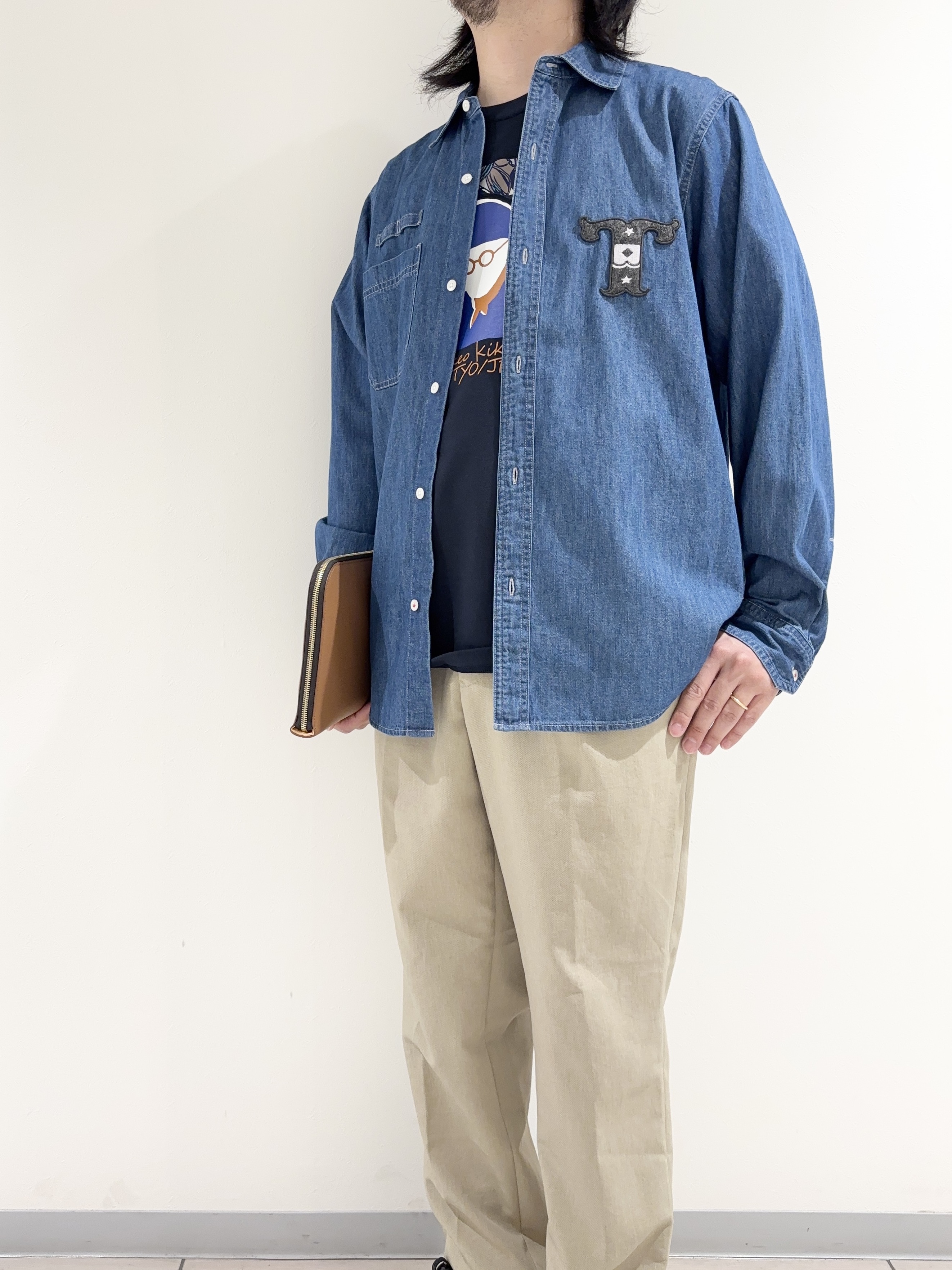 及川さんの「TAKEO KIKUCHI｜【BOWLER HAT LABEL】Tエンブレム デニムシャツ」を使ったコーディネート