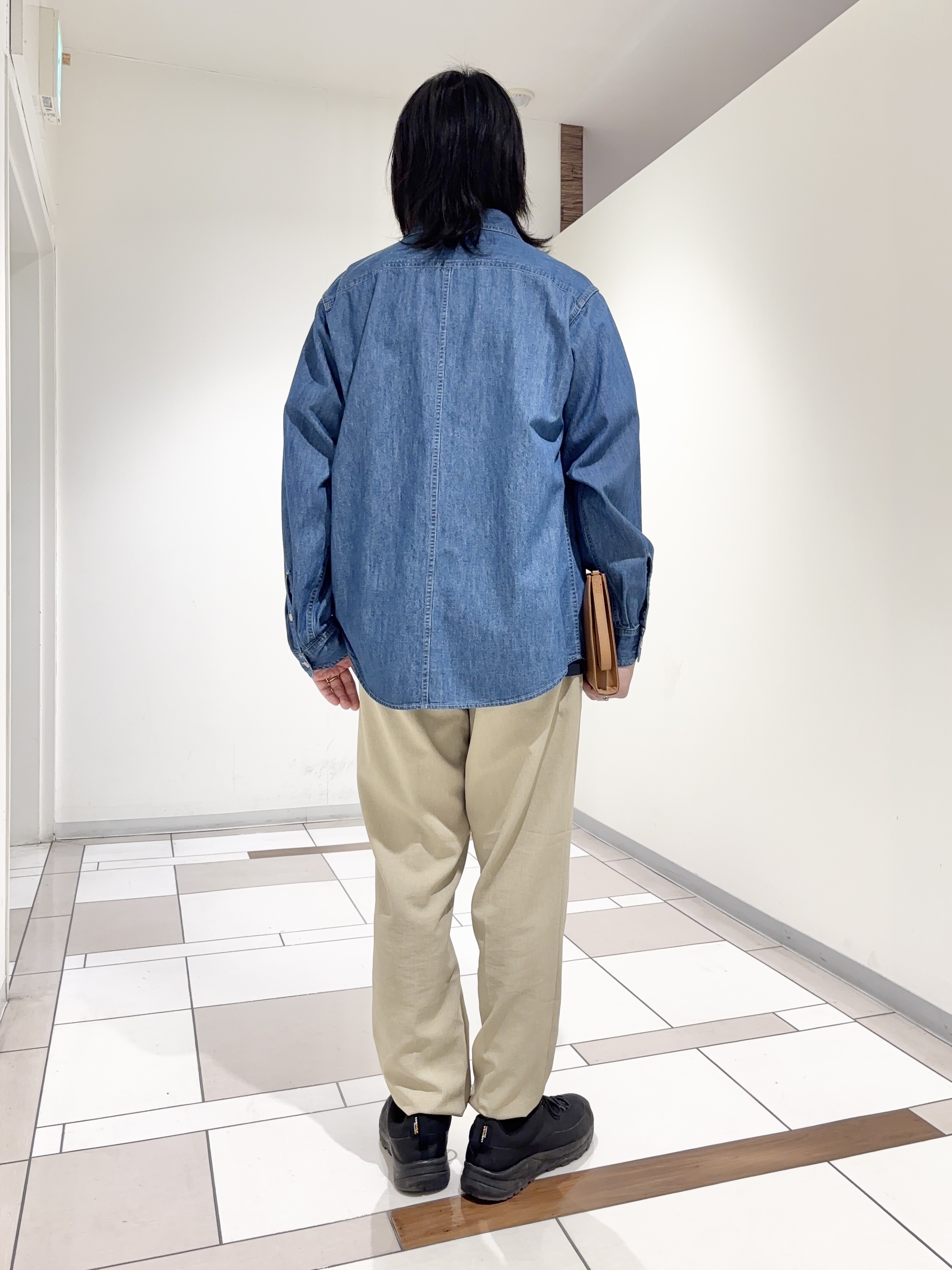 及川さんの「TAKEO KIKUCHI｜【BOWLER HAT LABEL】Tエンブレム デニムシャツ」を使ったコーディネート