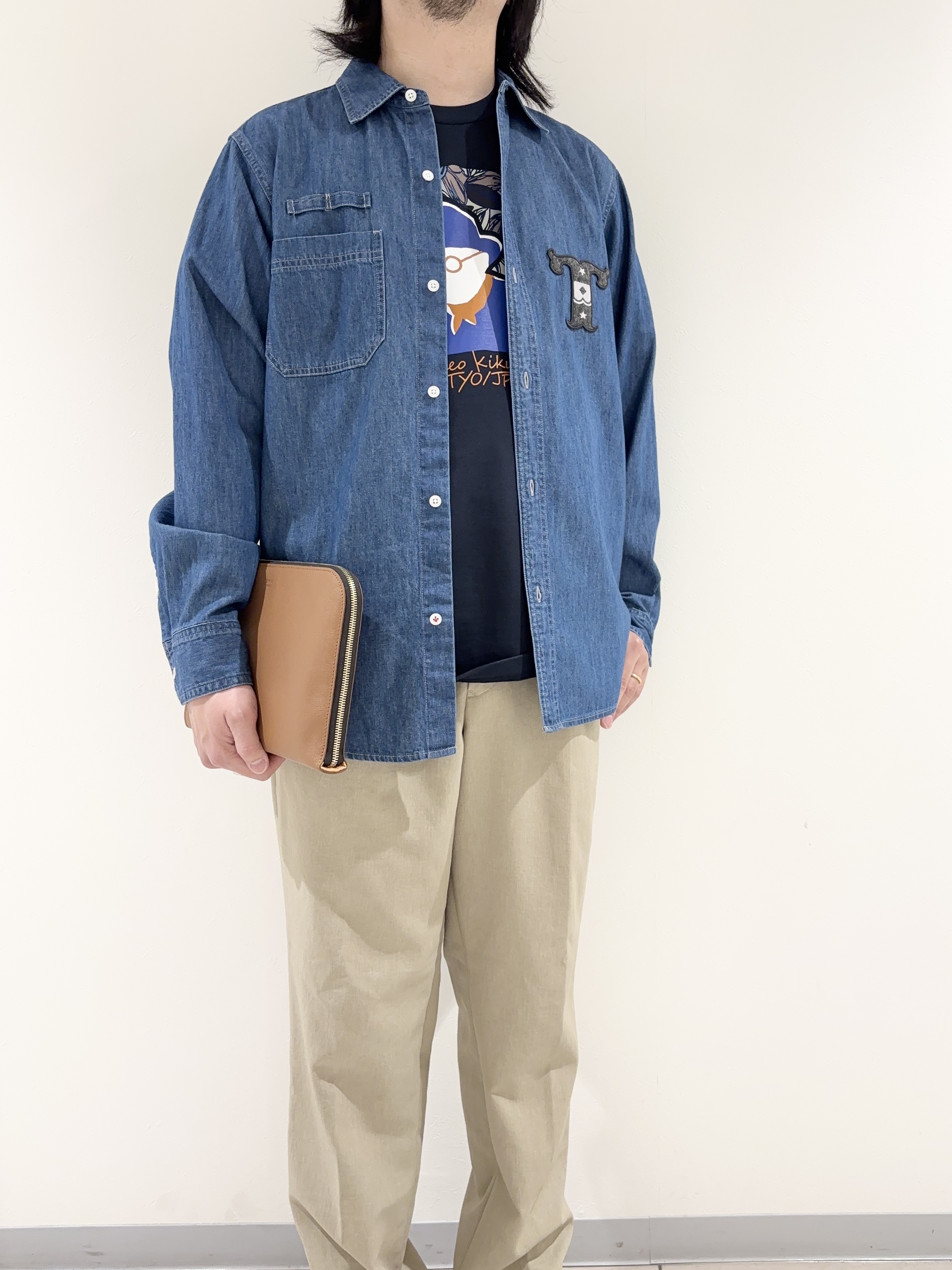 及川さんの「TAKEO KIKUCHI｜【BOWLER HAT LABEL】Tエンブレム デニムシャツ」を使ったコーディネート