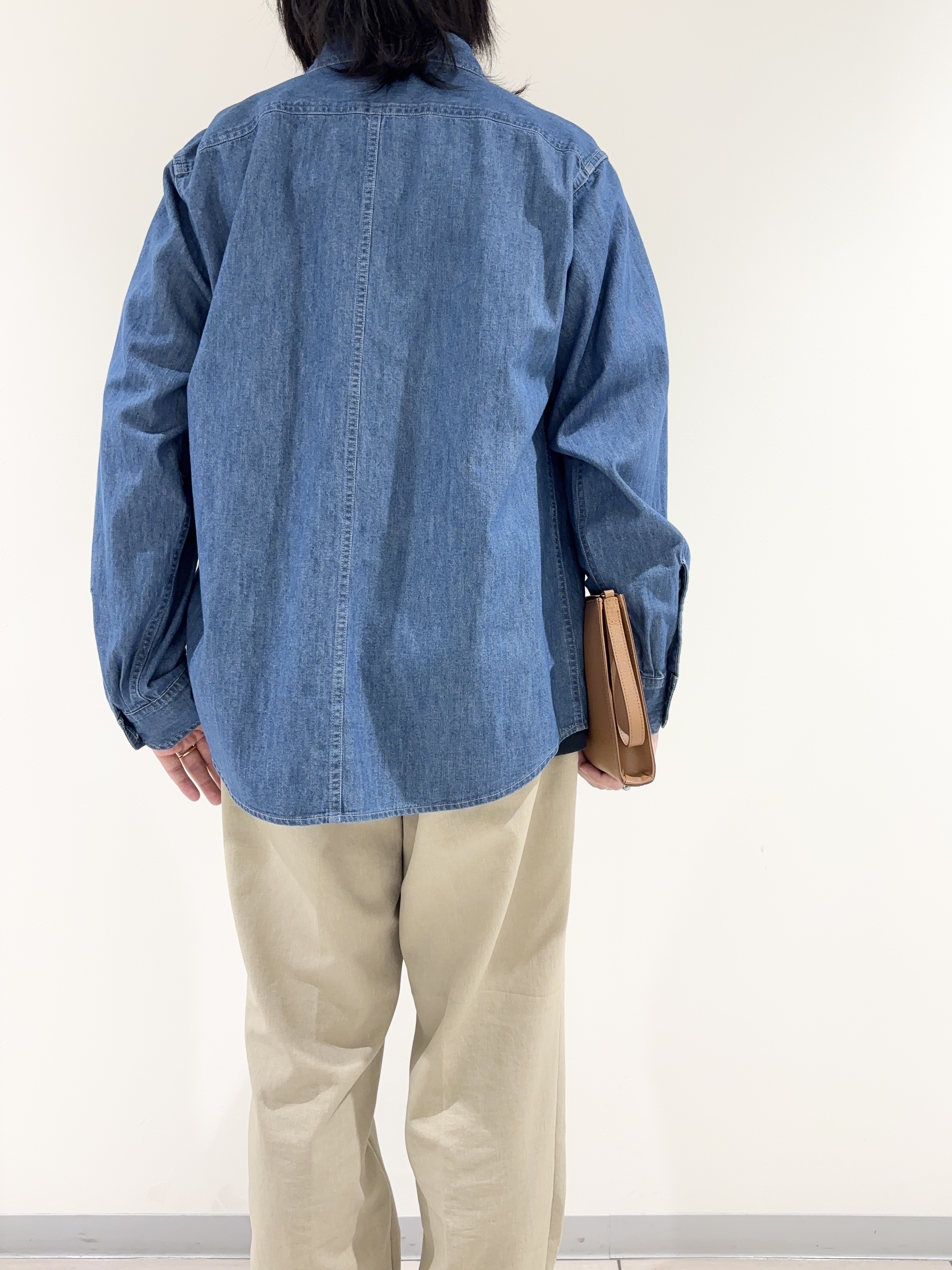 及川さんの「TAKEO KIKUCHI｜【BOWLER HAT LABEL】Tエンブレム デニムシャツ」を使ったコーディネート