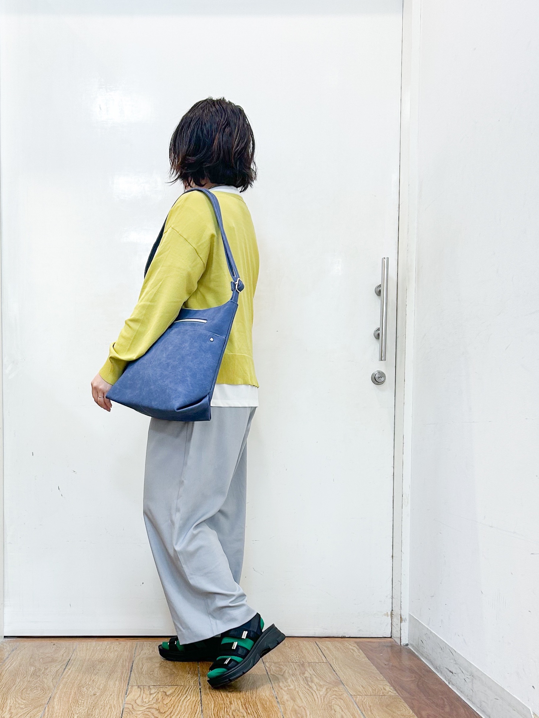haruさんの「SHOO･LA･RUE｜【洗濯機可/ひんやり/UV】さらっとしたタッチが心地よい ショート丈 Vネックカーディガン」を使ったコーディネート