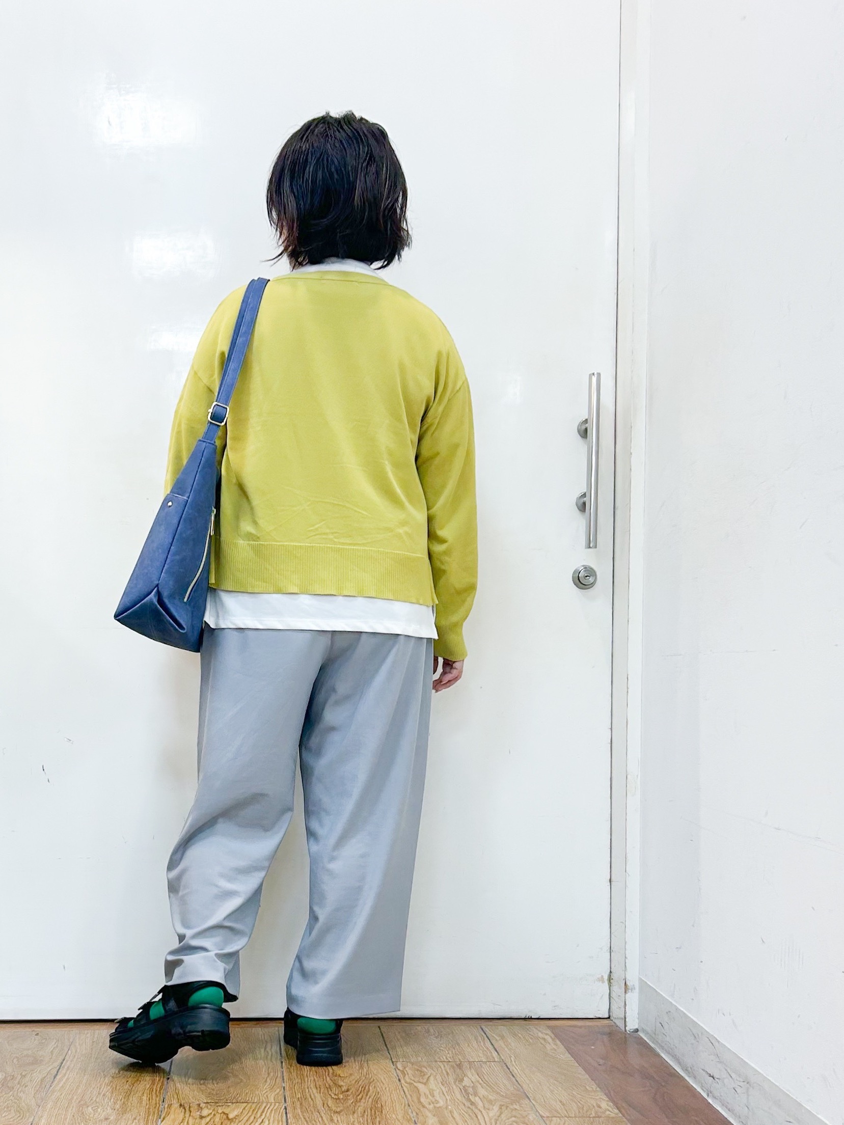 haruさんの「SHOO･LA･RUE｜【洗濯機可/ひんやり/UV】さらっとしたタッチが心地よい ショート丈 Vネックカーディガン」を使ったコーディネート