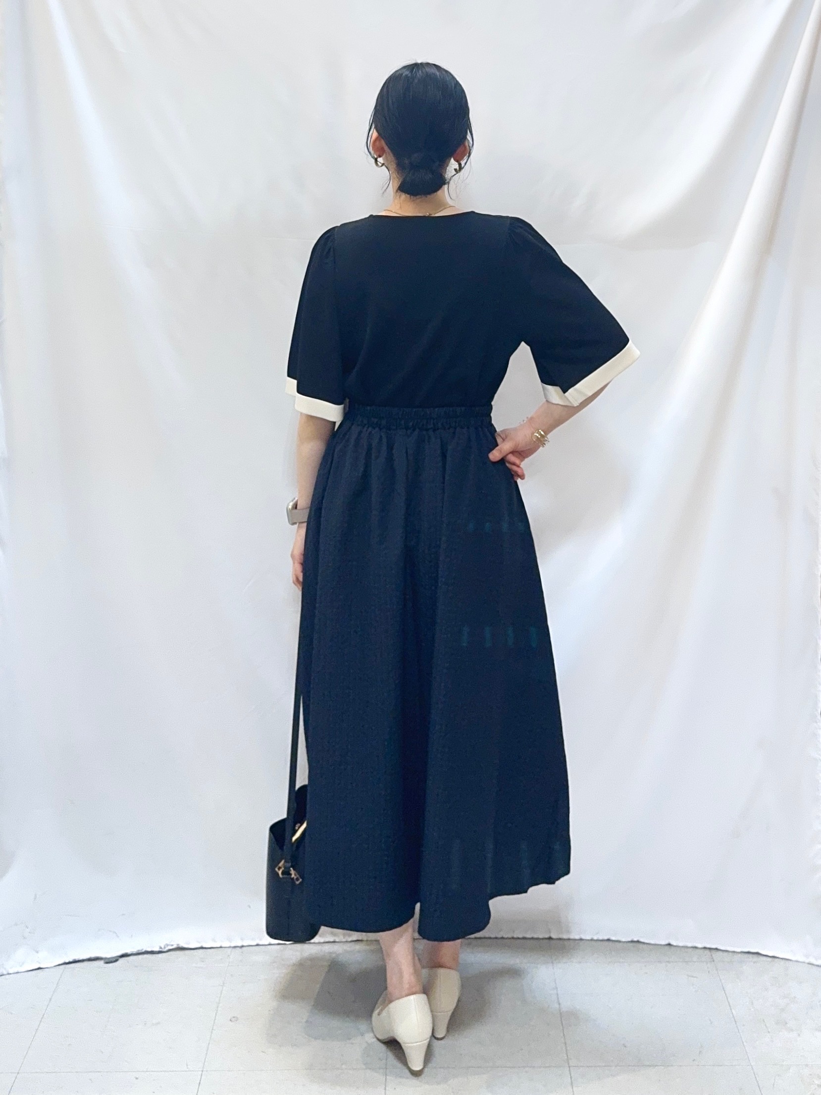 𝐇𝐢𝐫𝐨𝐦𝐢さんの「SHOO･LA･RUE｜【毎日洗える/ひんやり/UV/S-LL】二の腕かくせる フレアスリーブひらり5分袖ニット」を使ったコーディネート