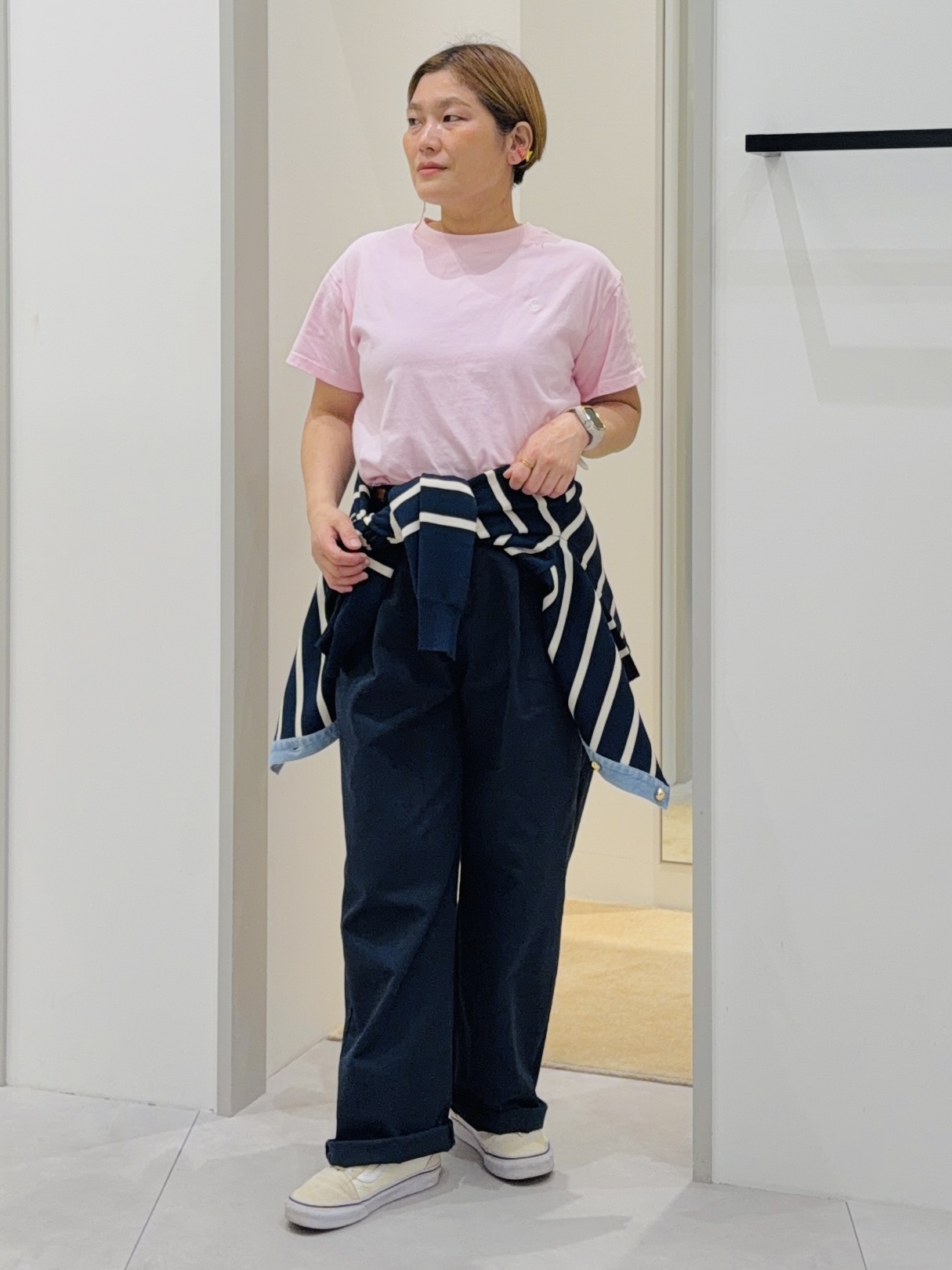 タナさんの「THE SHOP TK｜【羽織るだけでこなれ感を演出】デニム切替カーディガン」を使ったコーディネート
