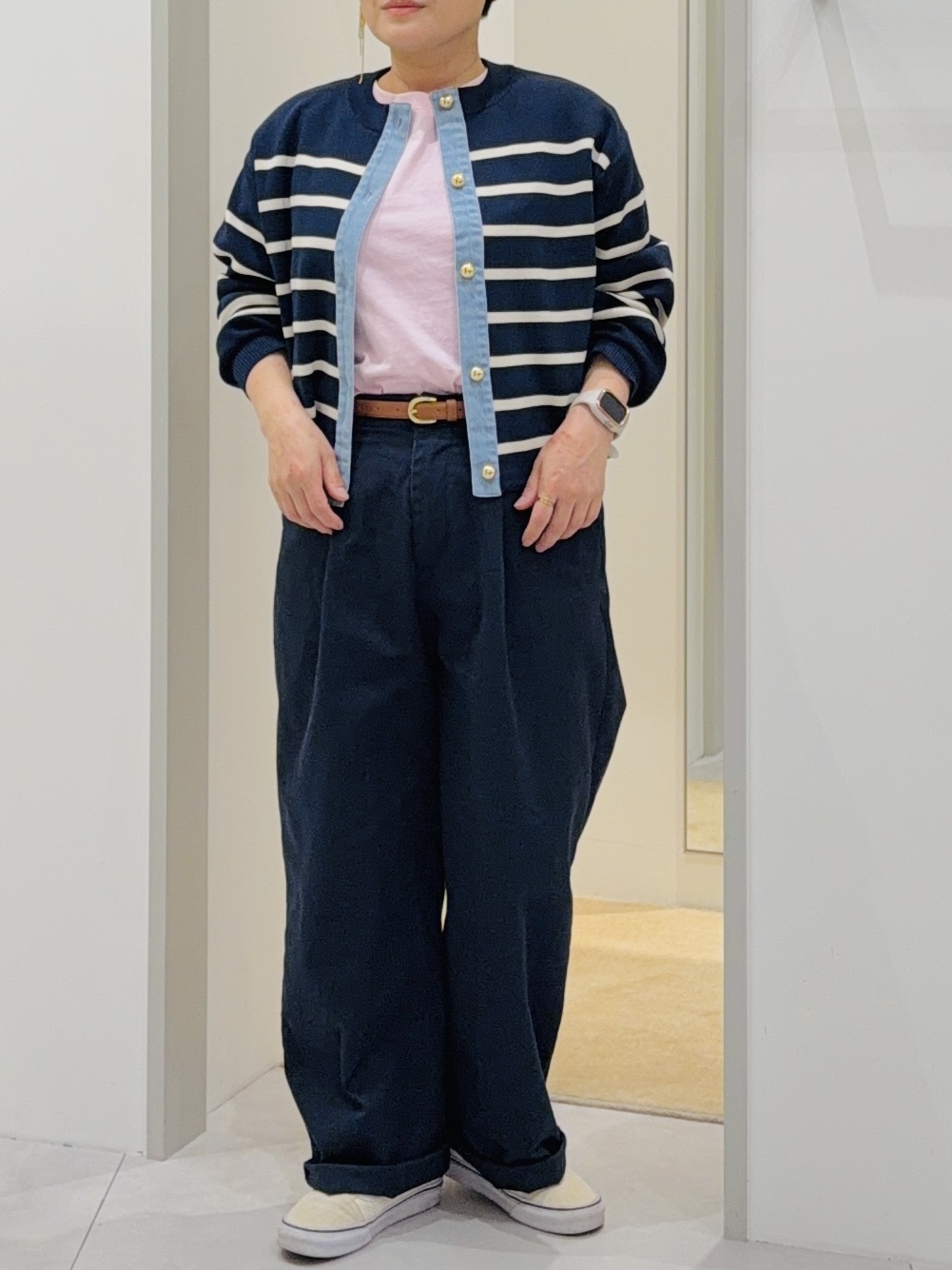 タナさんの「THE SHOP TK｜【羽織るだけでこなれ感を演出】デニム切替カーディガン」を使ったコーディネート
