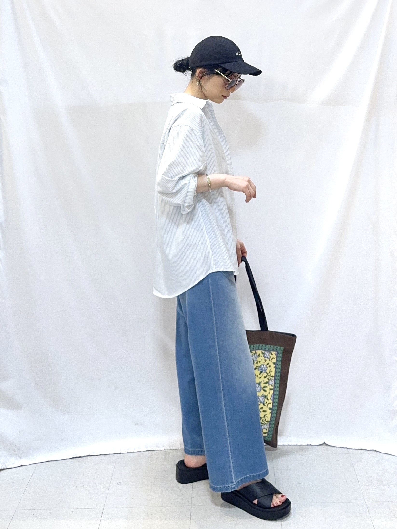 𝐇𝐢𝐫𝐨𝐦𝐢さんの「SHOO･LA･RUE｜【ひんやり/UV/吸水速乾/洗濯後しわになりにくい】ラッシュガードにもなる ストライプシャツ」を使ったコーディネート