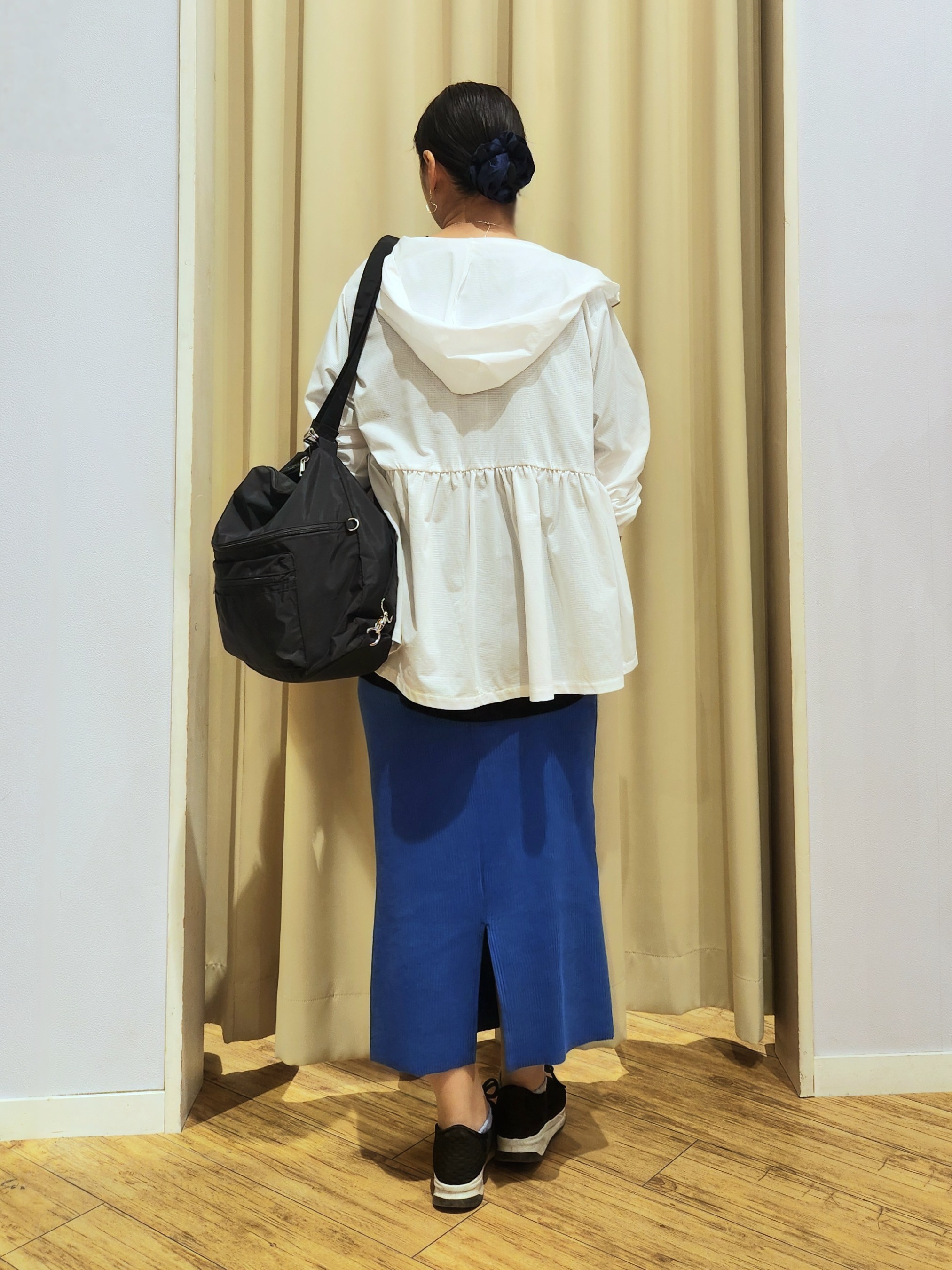 くまさんの「SHOO･LA･RUE｜【ひんやり/S-LL/体型カバー】ペプラムフリルとゴールドパーツが女性らしい UVパーカ」を使ったコーディネート