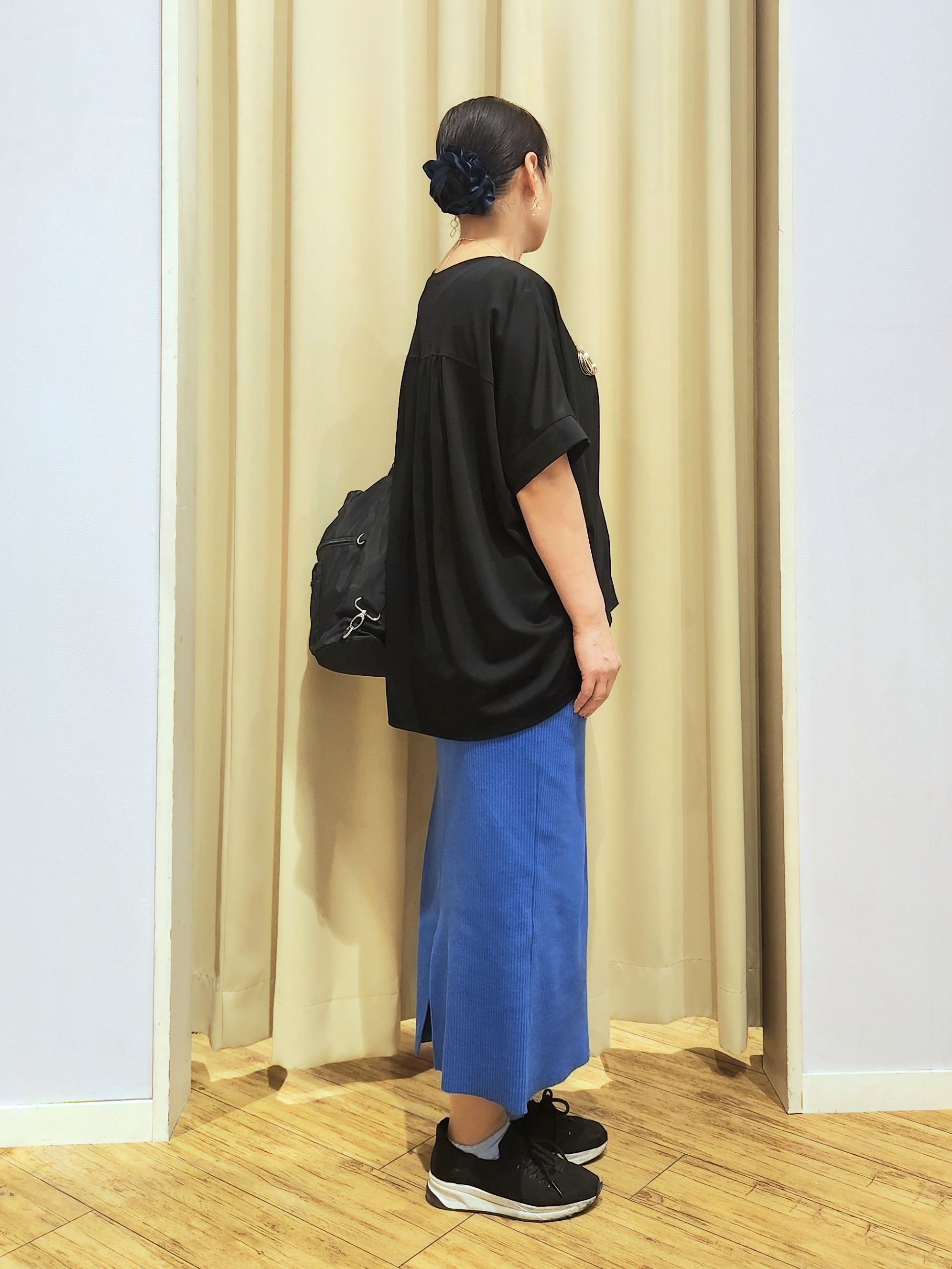くまさんの「SHOO･LA･RUE｜【ひんやり/S-LL/体型カバー】ペプラムフリルとゴールドパーツが女性らしい UVパーカ」を使ったコーディネート