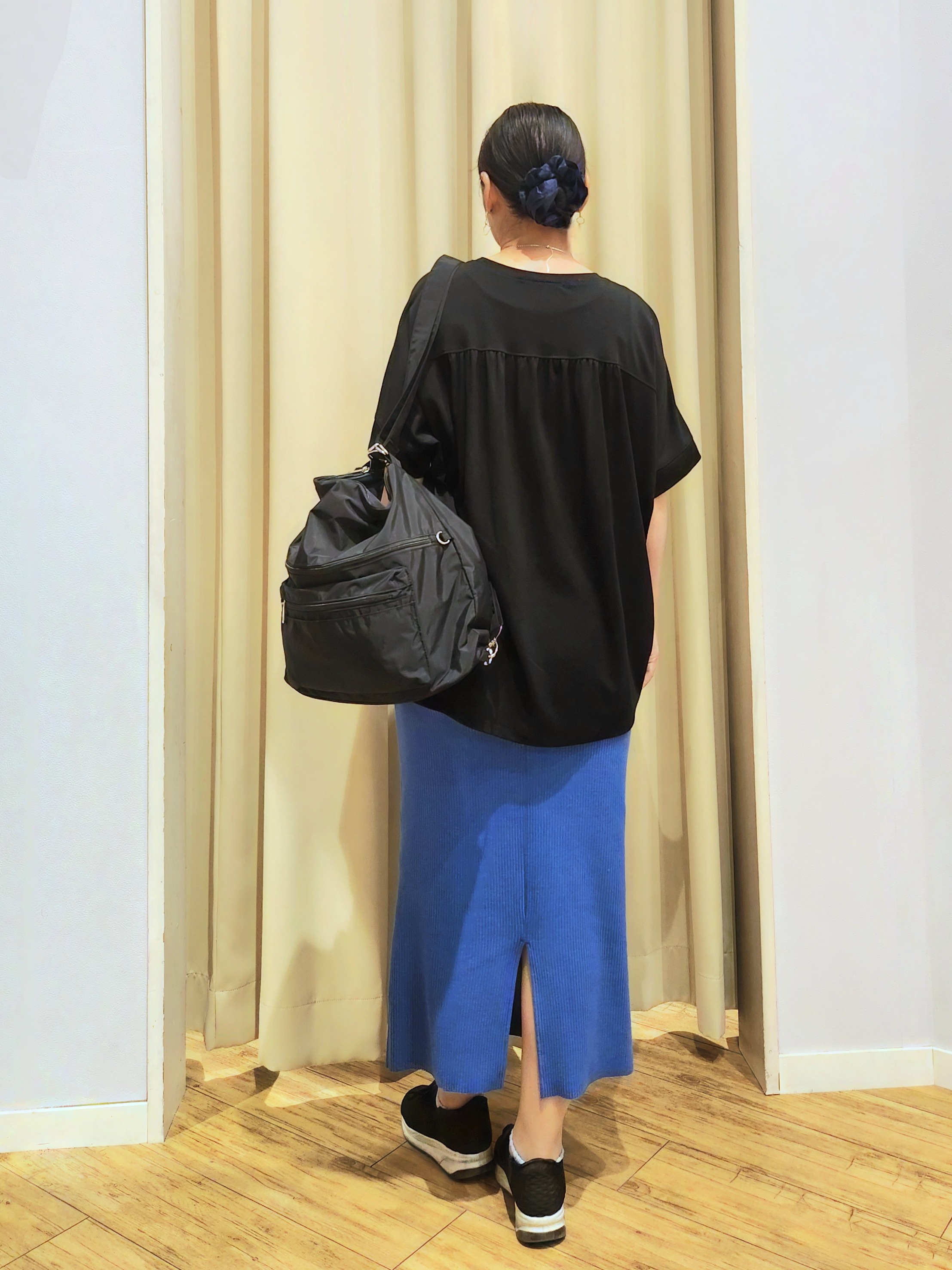 くまさんの「SHOO･LA･RUE｜【ひんやり/S-LL/体型カバー】ペプラムフリルとゴールドパーツが女性らしい UVパーカ」を使ったコーディネート