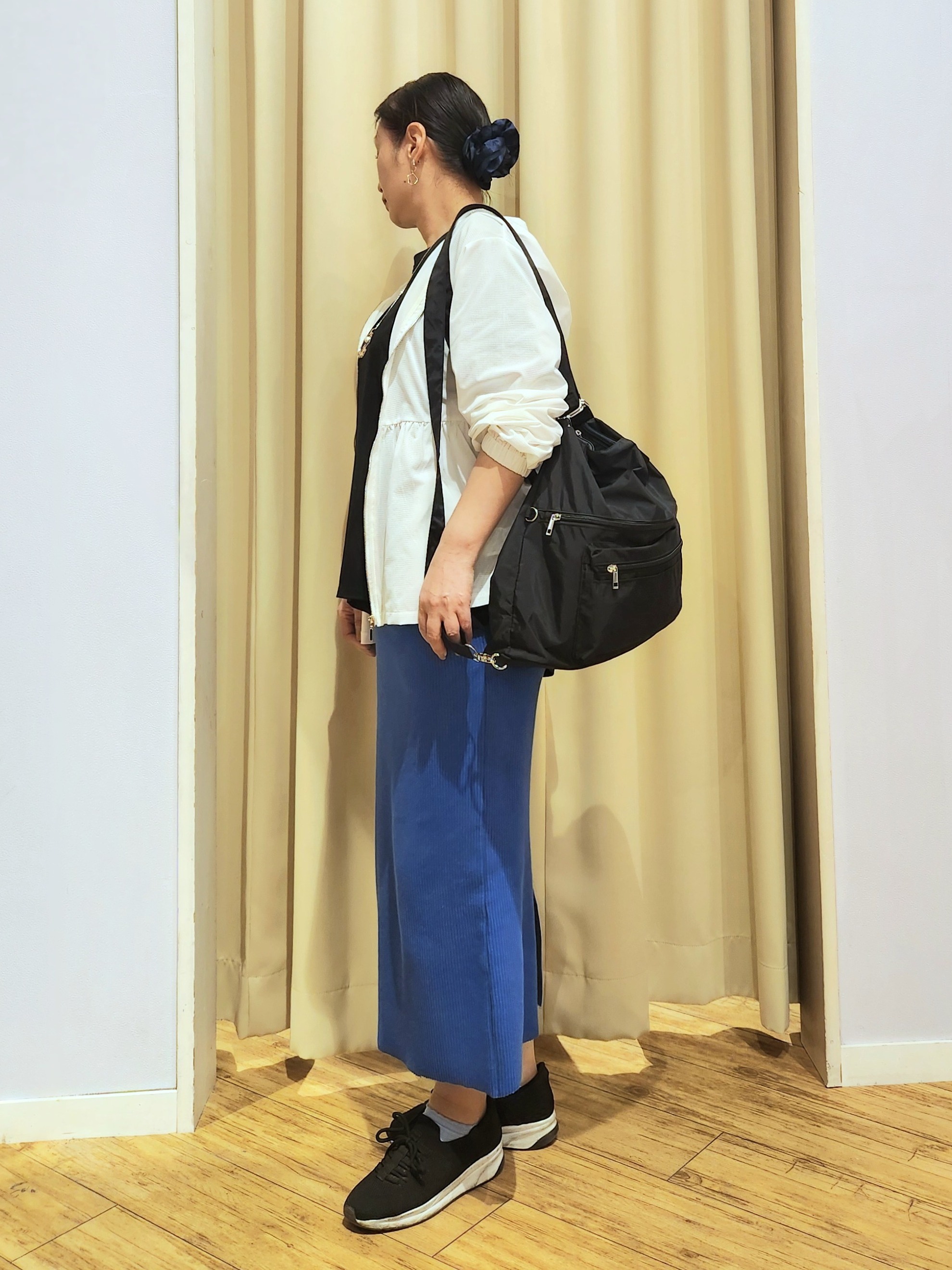 くまさんの「SHOO･LA･RUE｜【ひんやり/S-LL/体型カバー】ペプラムフリルとゴールドパーツが女性らしい UVパーカ」を使ったコーディネート