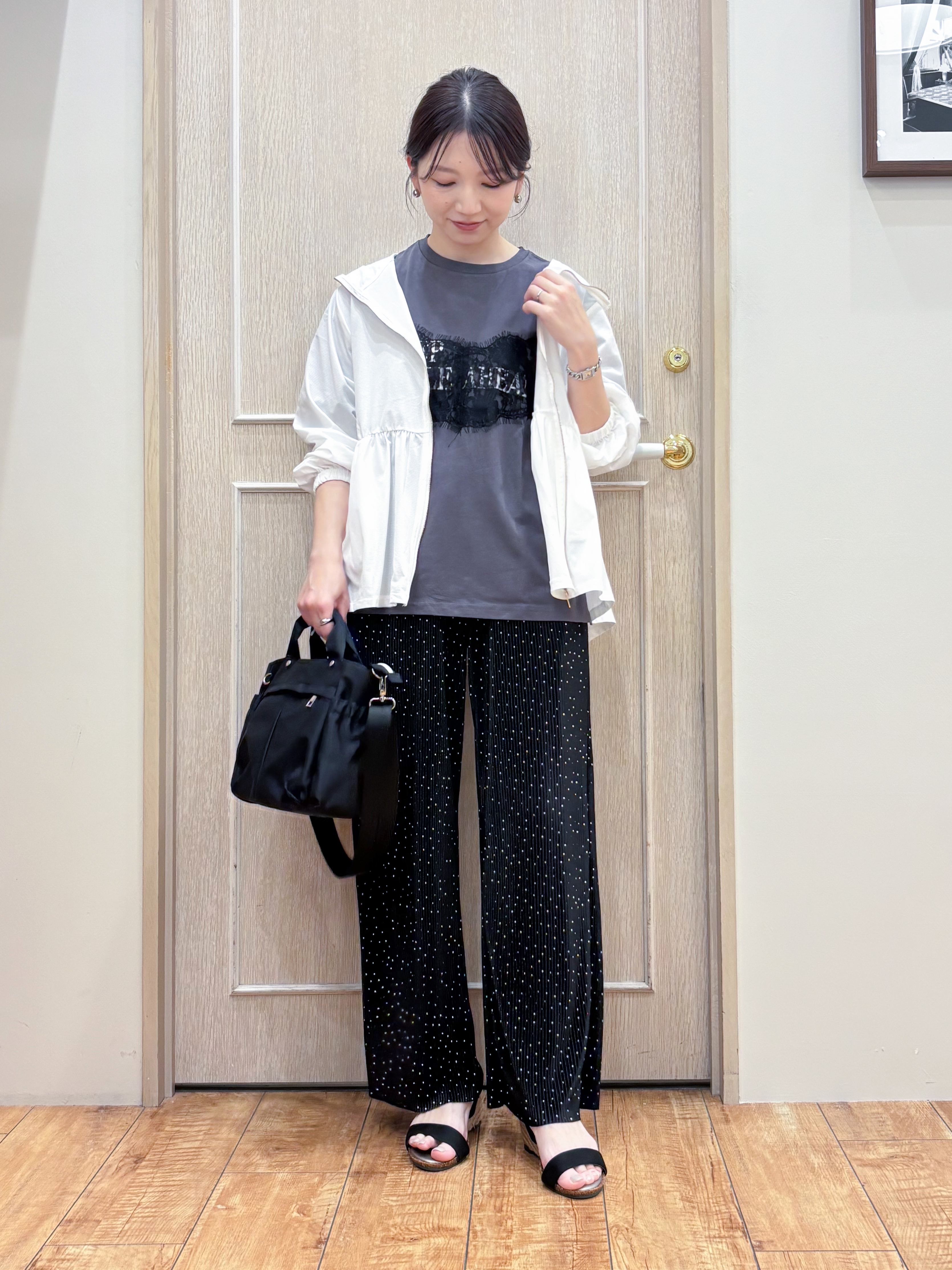 なみさんの「SHOO･LA･RUE｜【ひんやり/S-LL/体型カバー】ペプラムフリルとゴールドパーツが女性らしい UVパーカ」を使ったコーディネート