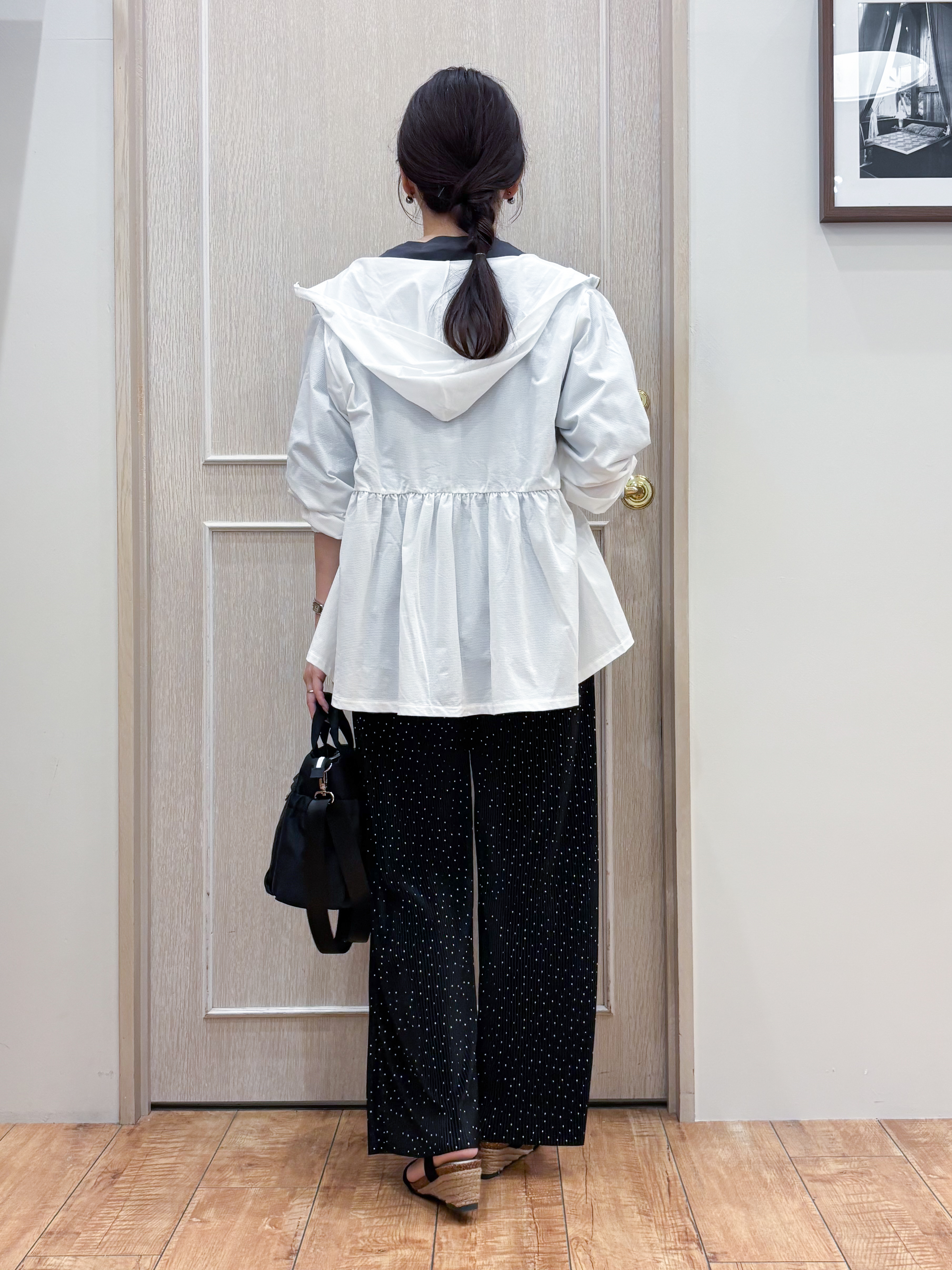 なみさんの「SHOO･LA･RUE｜【ひんやり/S-LL/体型カバー】ペプラムフリルとゴールドパーツが女性らしい UVパーカ」を使ったコーディネート