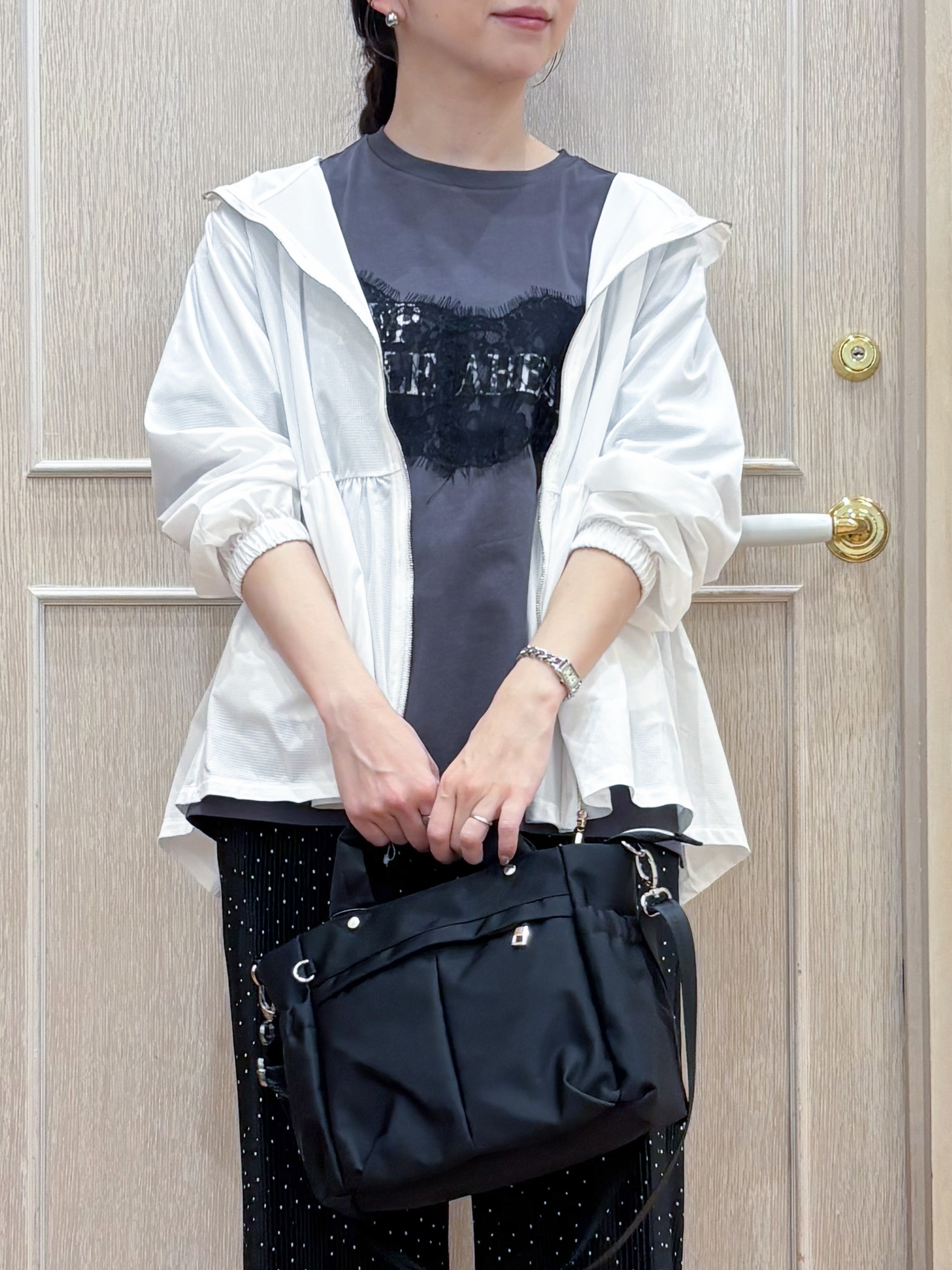 なみさんの「SHOO･LA･RUE｜【ひんやり/S-LL/体型カバー】ペプラムフリルとゴールドパーツが女性らしい UVパーカ」を使ったコーディネート