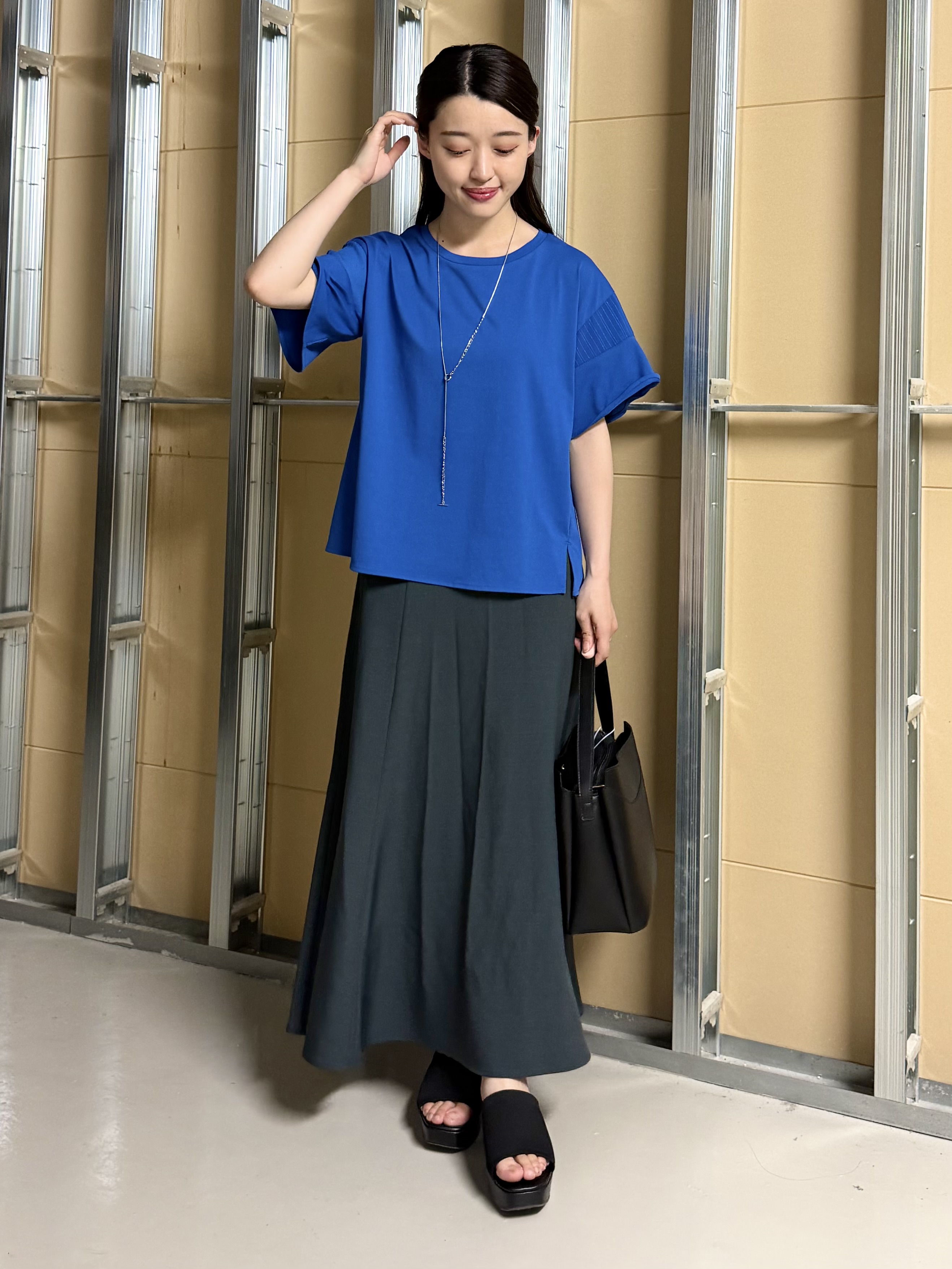 sahoさんの「THE SHOP TK｜【ひんやりさらさら】軽やかに揺れる シアーフレアスリーブTシャツ」を使ったコーディネート