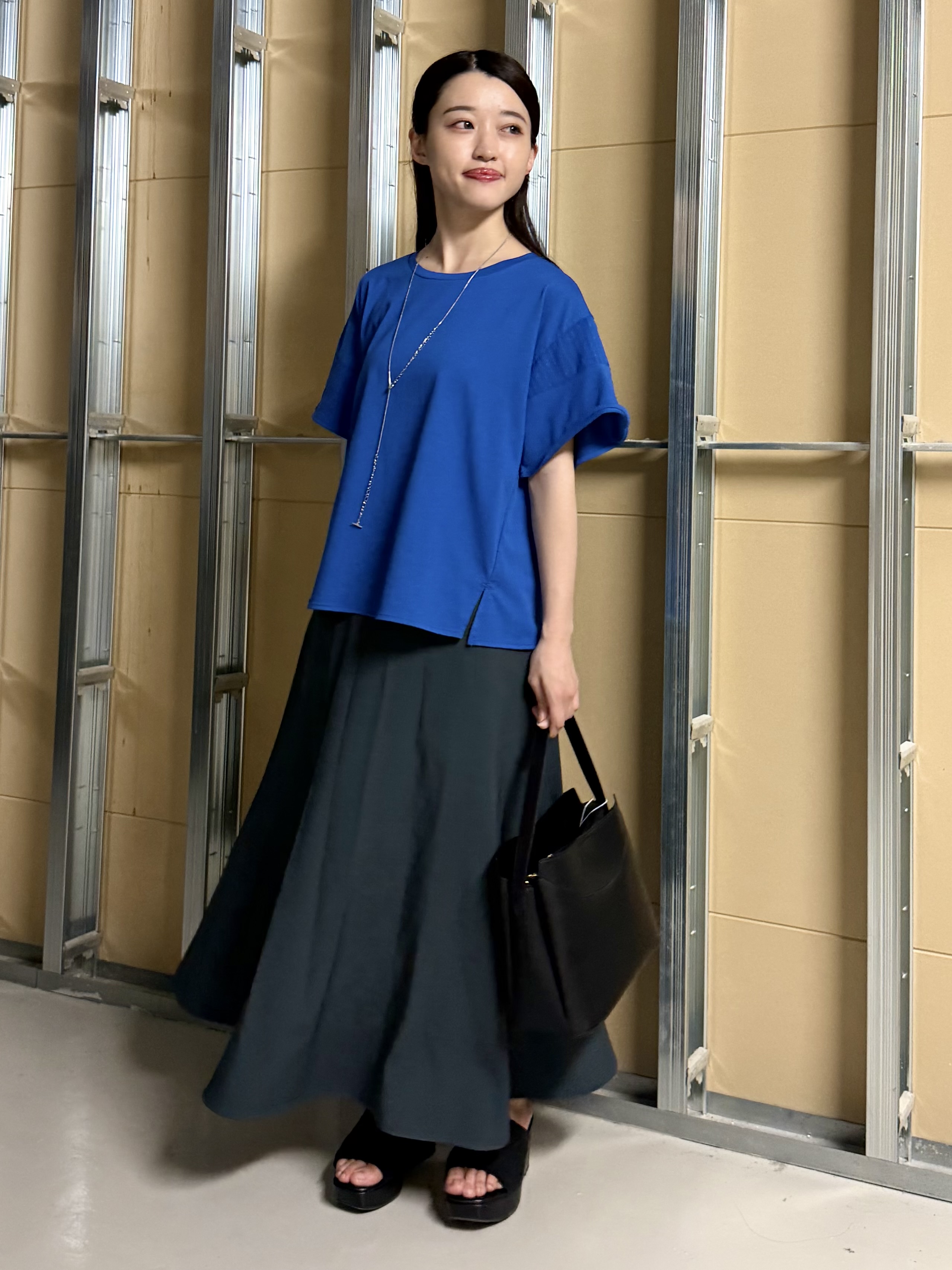 sahoさんの「THE SHOP TK｜【ひんやりさらさら】軽やかに揺れる シアーフレアスリーブTシャツ」を使ったコーディネート