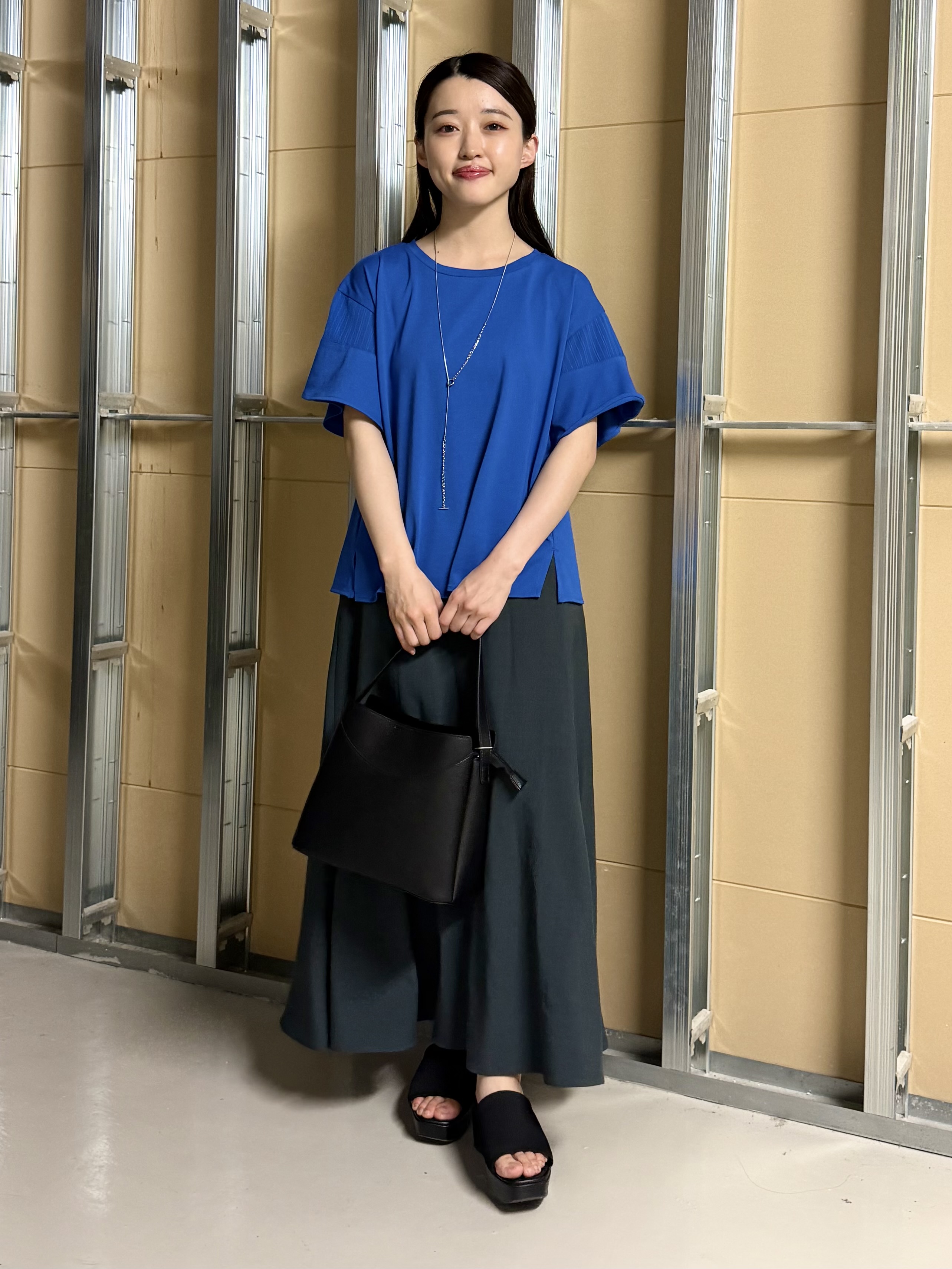 sahoさんの「THE SHOP TK｜【ひんやりさらさら】軽やかに揺れる シアーフレアスリーブTシャツ」を使ったコーディネート