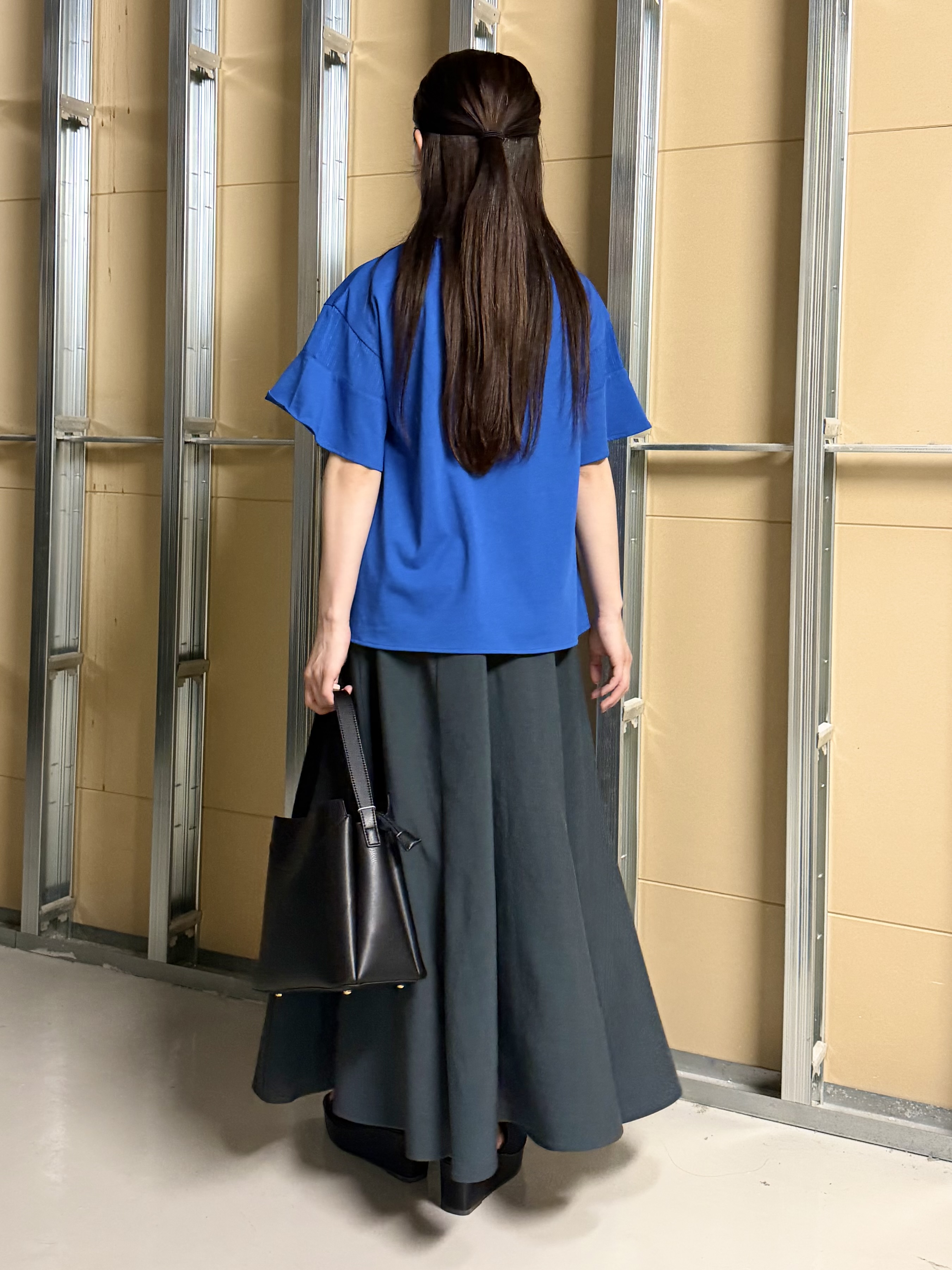 sahoさんの「THE SHOP TK｜【ひんやりさらさら】軽やかに揺れる シアーフレアスリーブTシャツ」を使ったコーディネート