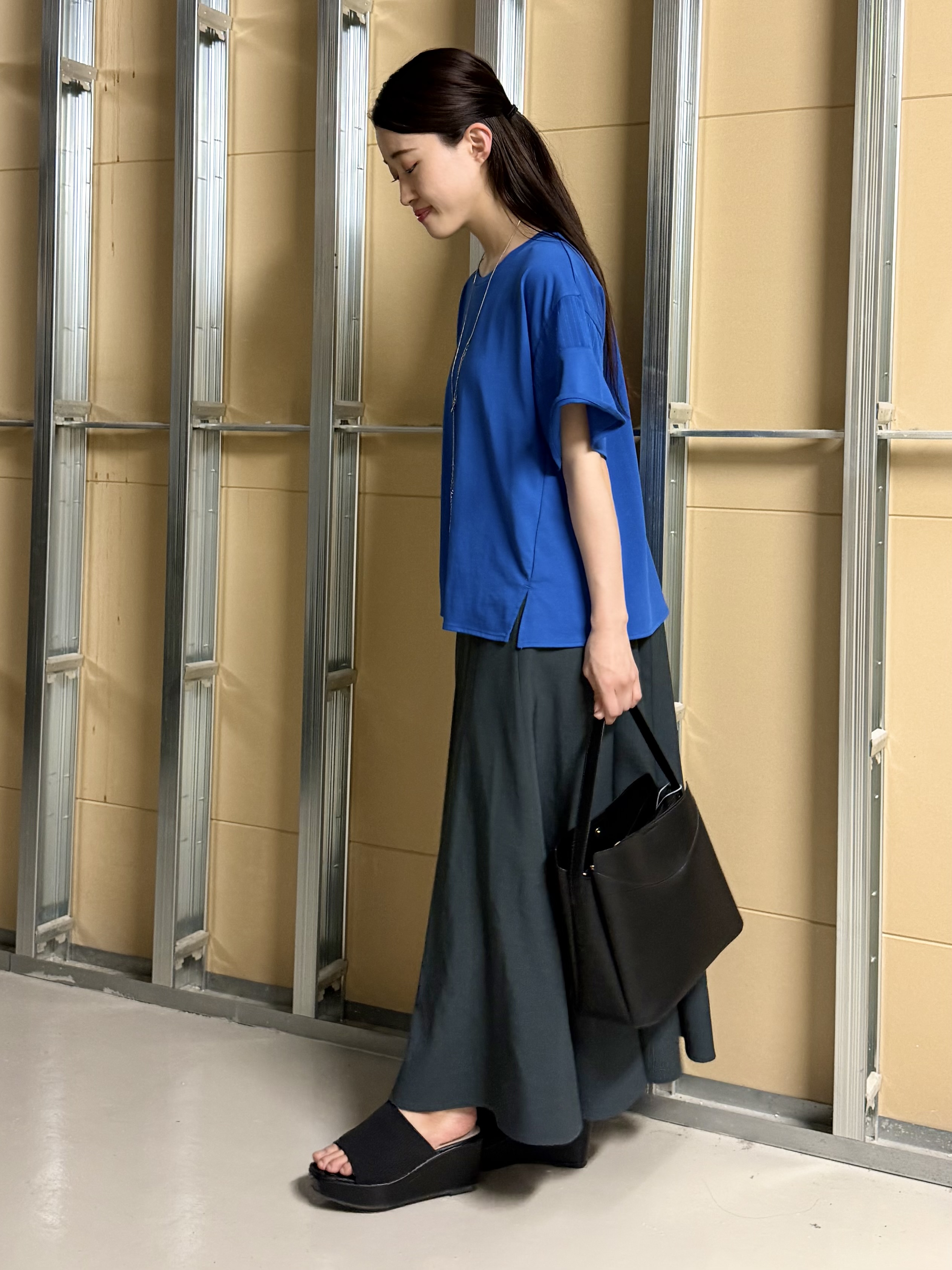 sahoさんの「THE SHOP TK｜【ひんやりさらさら】軽やかに揺れる シアーフレアスリーブTシャツ」を使ったコーディネート