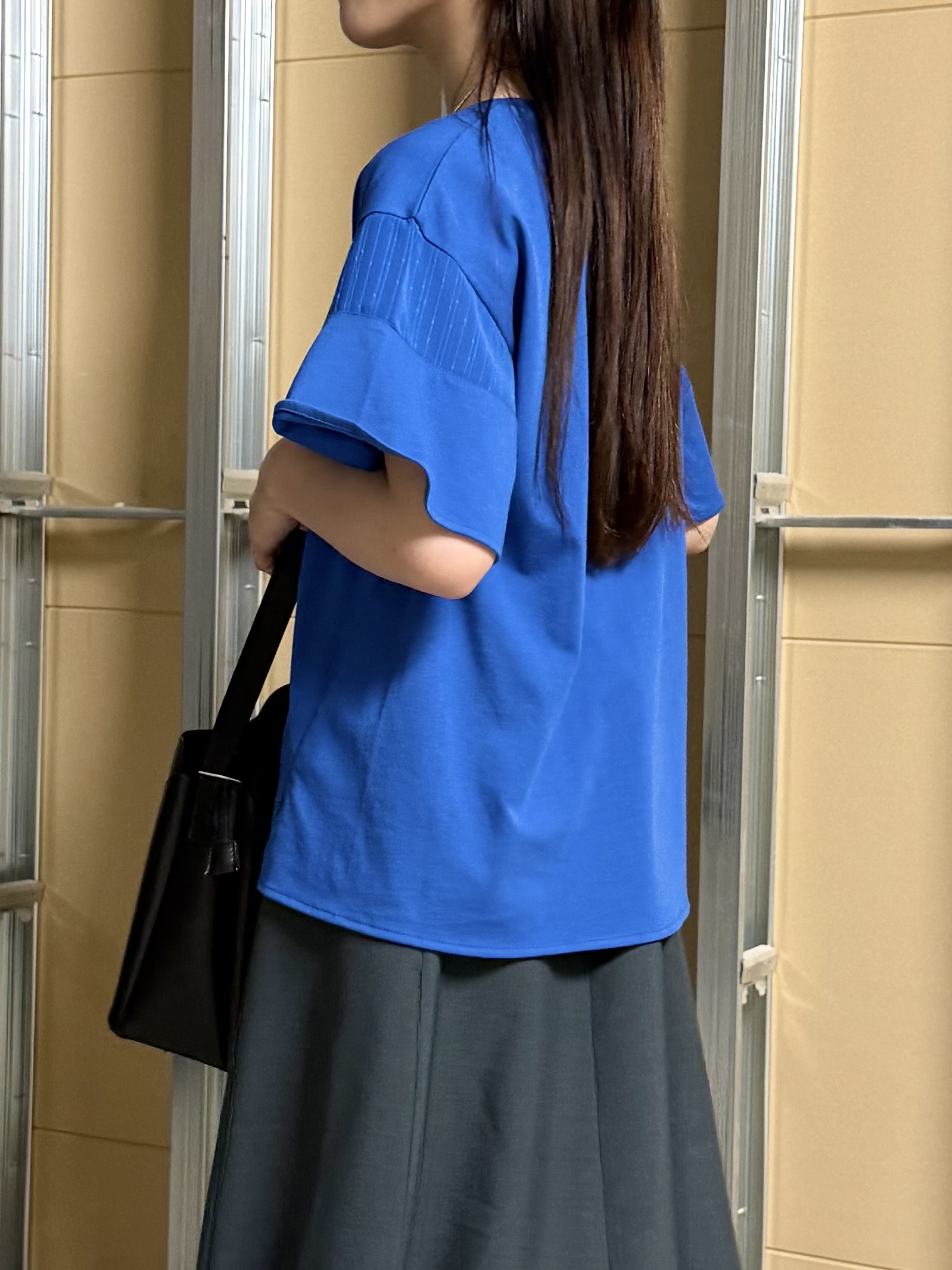 sahoさんの「THE SHOP TK｜【ひんやりさらさら】軽やかに揺れる シアーフレアスリーブTシャツ」を使ったコーディネート