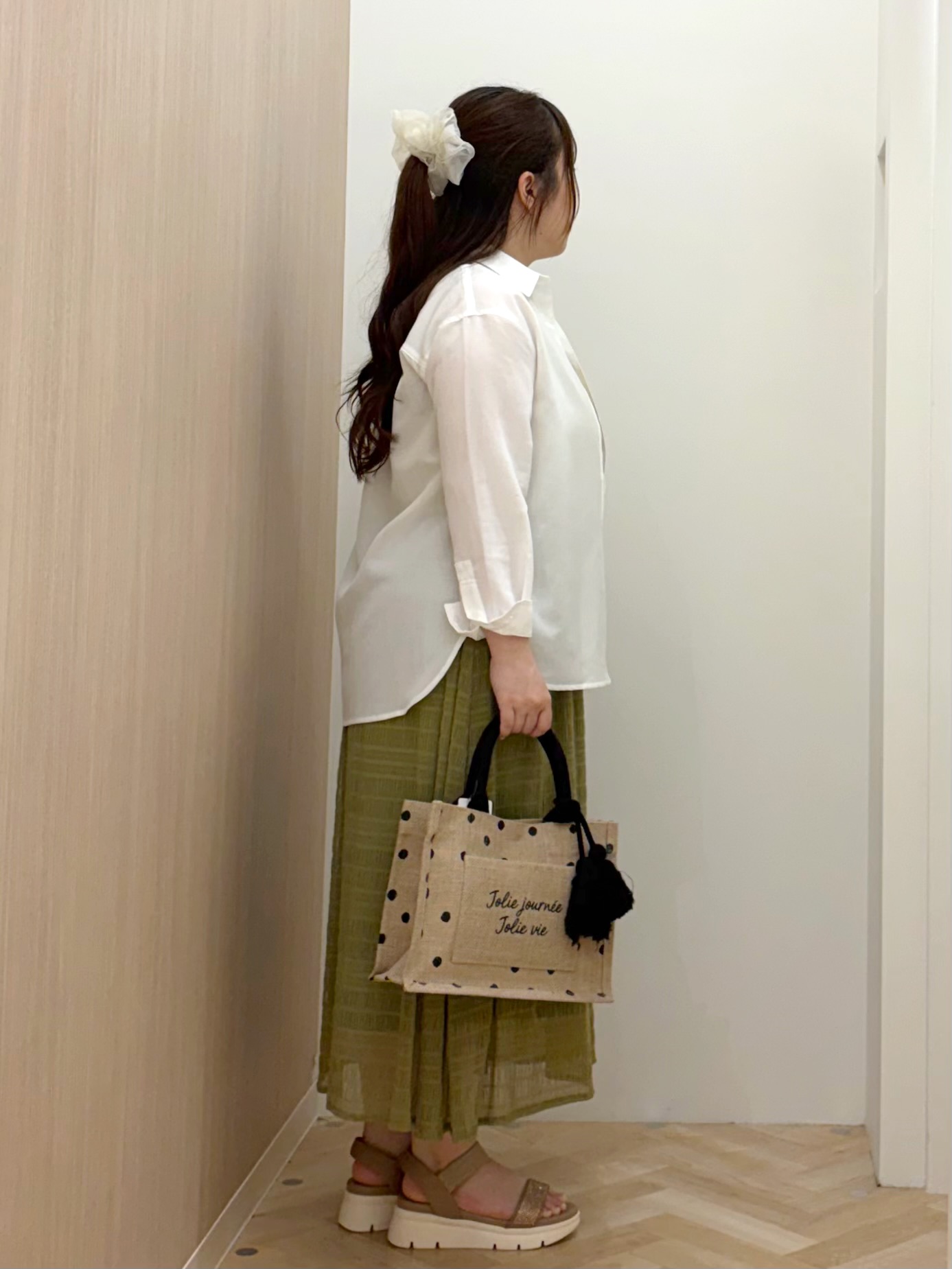 akariさんの「grove｜【洗濯機OK・ひんやり】朝晩の気温差に◎軽やかシアーシャツ」を使ったコーディネート