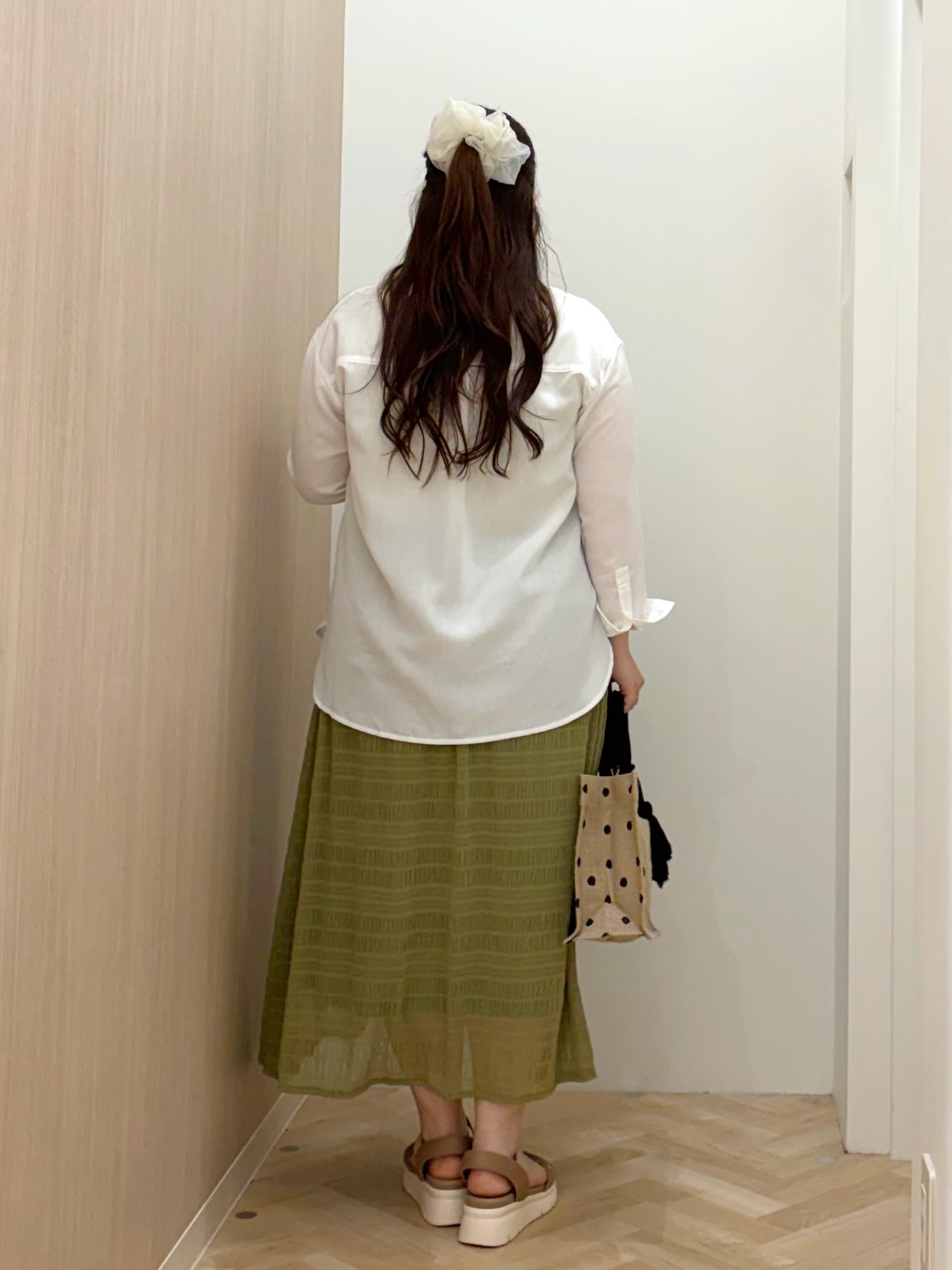 akariさんの「grove｜【洗濯機OK・ひんやり】朝晩の気温差に◎軽やかシアーシャツ」を使ったコーディネート