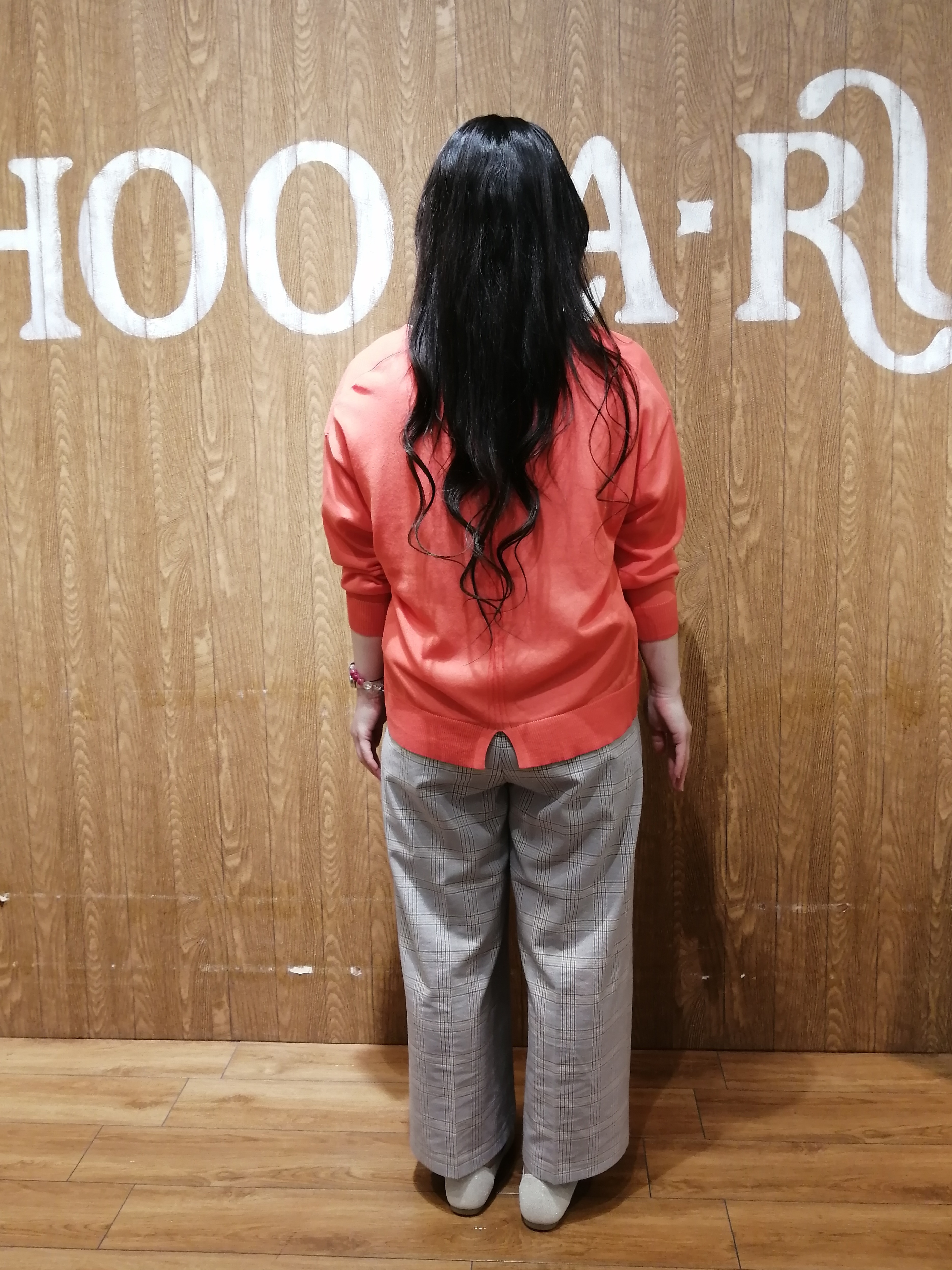 あきなさんの「SHOO･LA･RUE｜【ひんやり/洗濯機可/S-LL】オンにもオフにも マルチに使えるボタンレスカーディガン」を使ったコーディネート