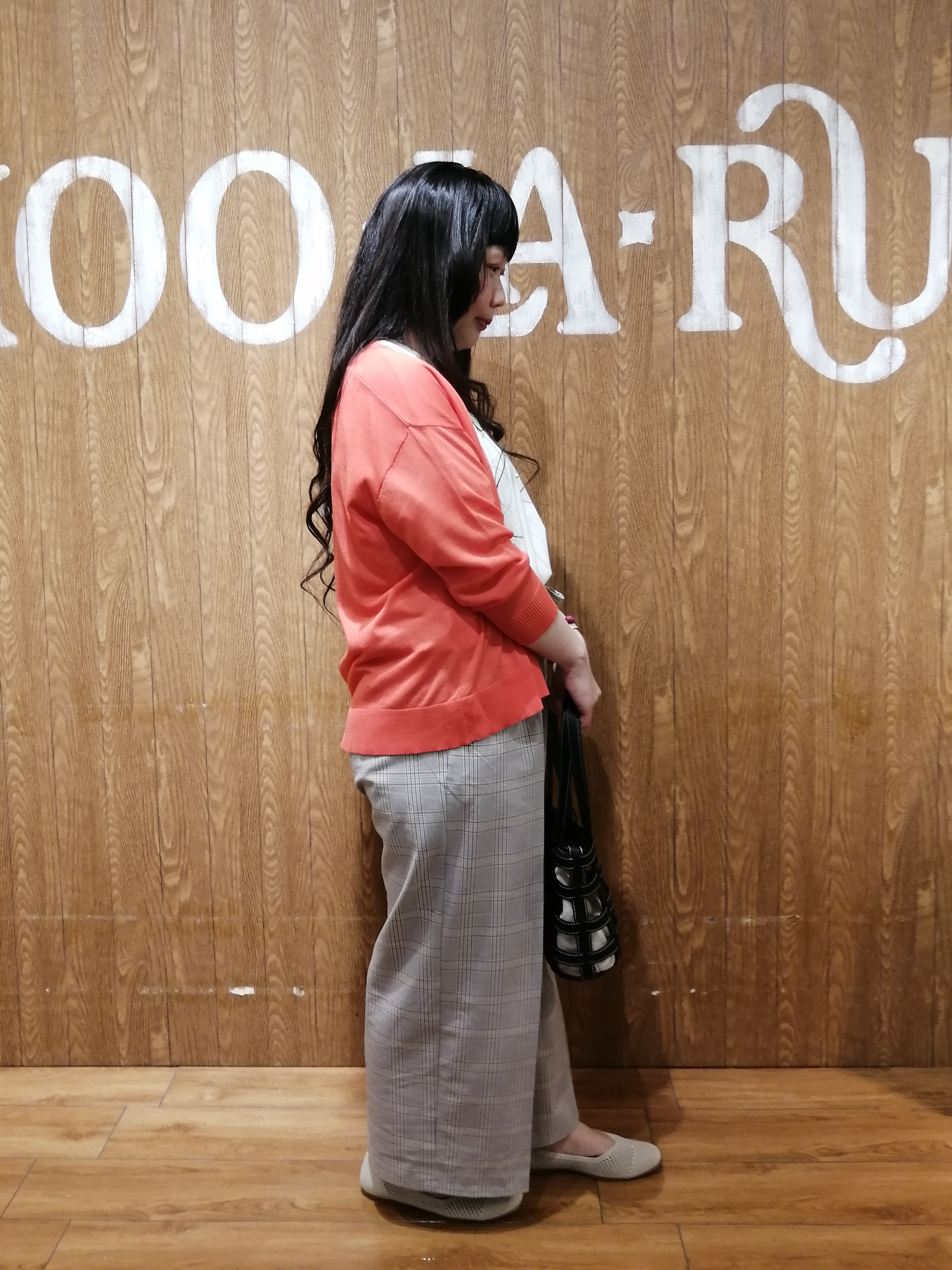 あきなさんの「SHOO･LA･RUE｜【ひんやり/洗濯機可/S-LL】オンにもオフにも マルチに使えるボタンレスカーディガン」を使ったコーディネート