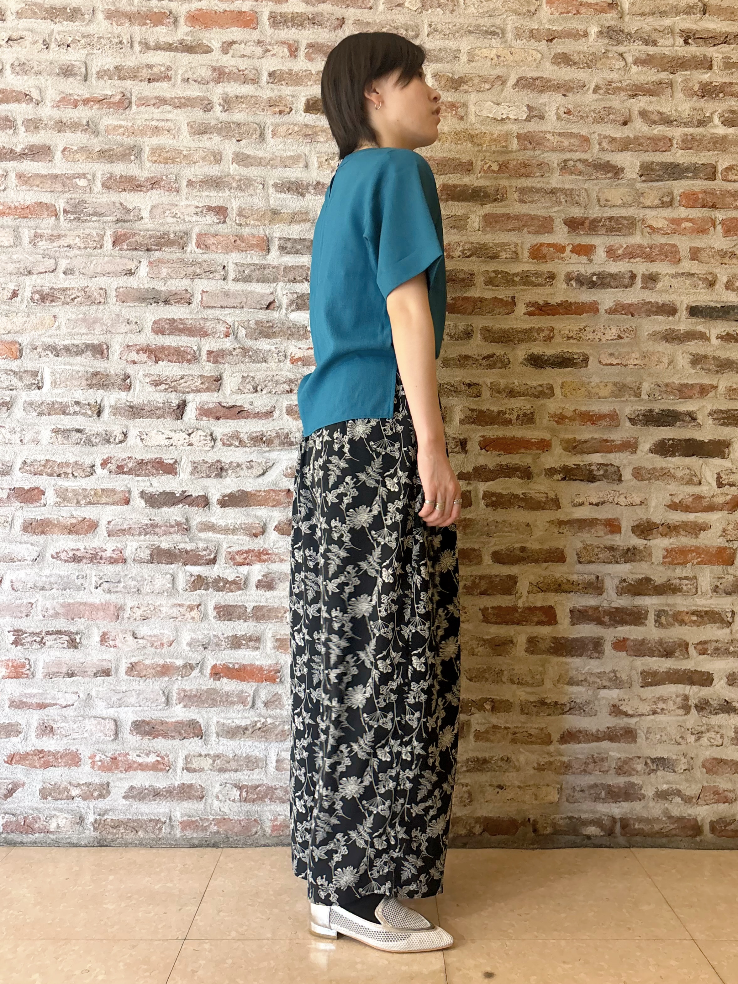 しばさんの「THE SHOP TK｜【M-XL/二の腕カバー】さらり麻調メッシュ5分袖ブラウス」を使ったコーディネート