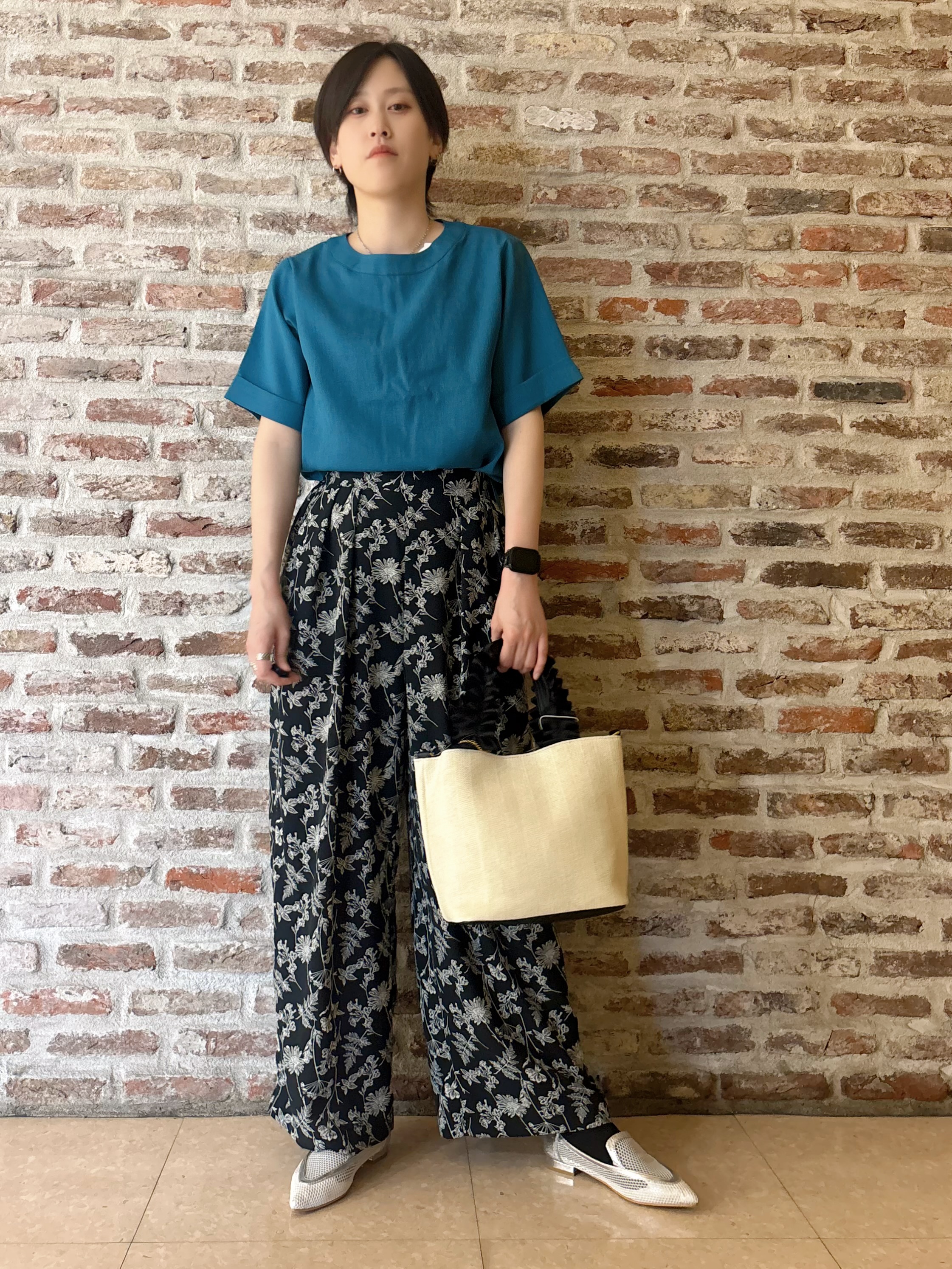 しばさんの「THE SHOP TK｜【M-XL/二の腕カバー】さらり麻調メッシュ5分袖ブラウス」を使ったコーディネート