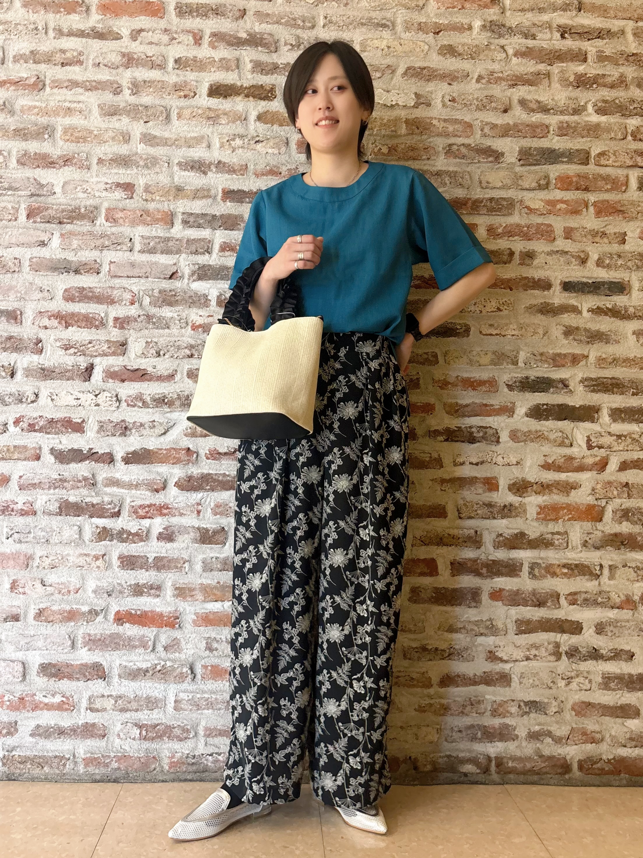しばさんの「THE SHOP TK｜【M-XL/二の腕カバー】さらり麻調メッシュ5分袖ブラウス」を使ったコーディネート