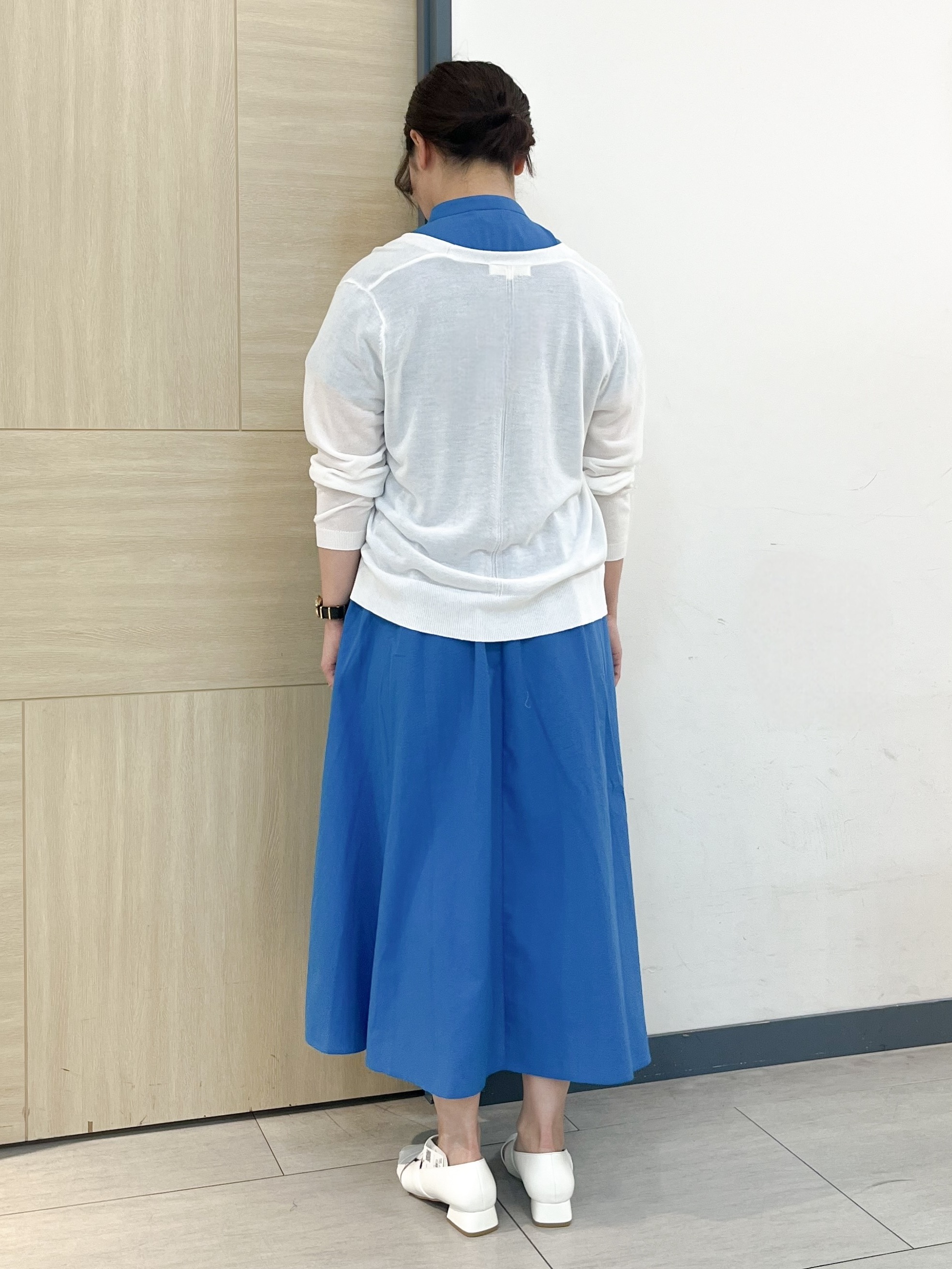 YOさんの「grove｜【洗える】さらっと軽やか、カシュクール風サッカーワンピース」を使ったコーディネート