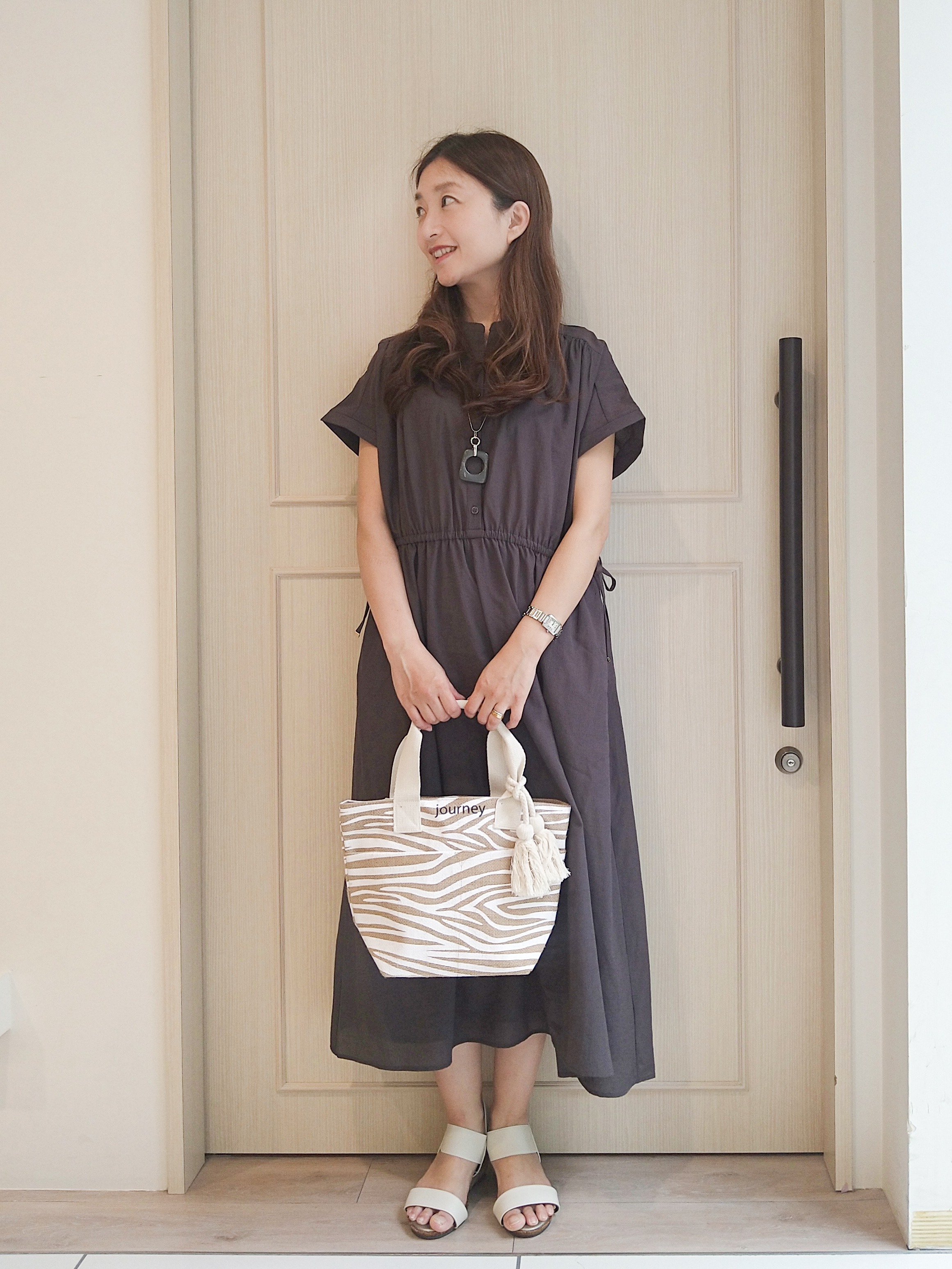 mi-saさんの「SHOO･LA･RUE｜【ひんやり/UV/吸水速乾/洗濯機可】さらり快適 ギャザーリボンワンピース」を使ったコーディネート