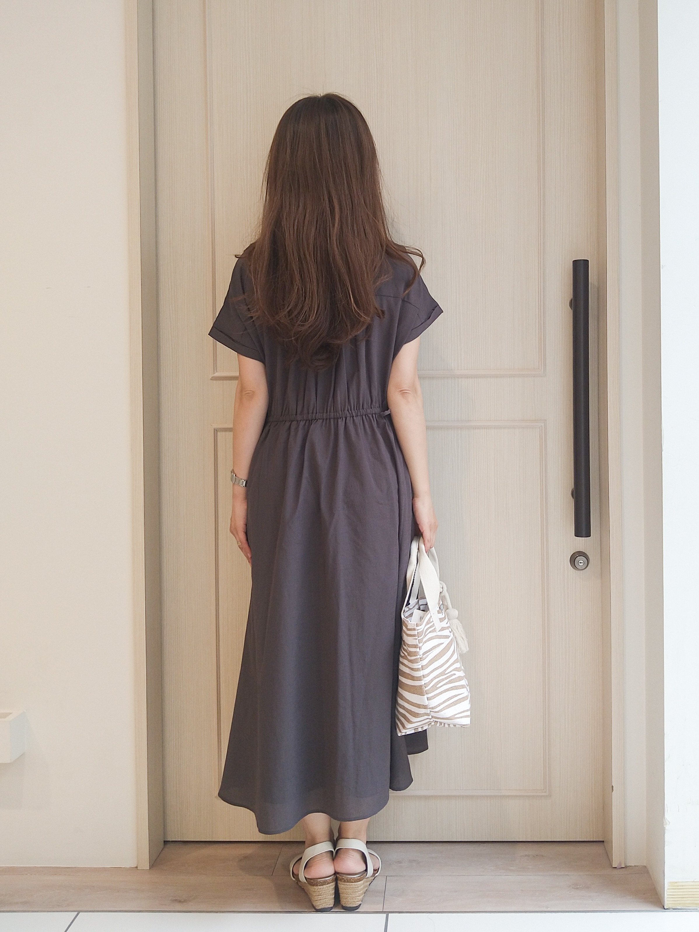 mi-saさんの「SHOO･LA･RUE｜【ひんやり/UV/吸水速乾/洗濯機可】さらり快適 ギャザーリボンワンピース」を使ったコーディネート