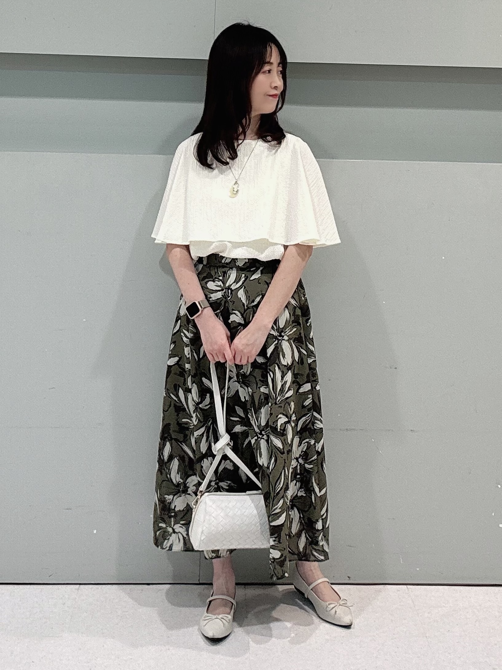 makiさんの「UNTITLED｜【洗える/ストレッチ性/フェミニン】ケープデザインブラウス」を使ったコーディネート