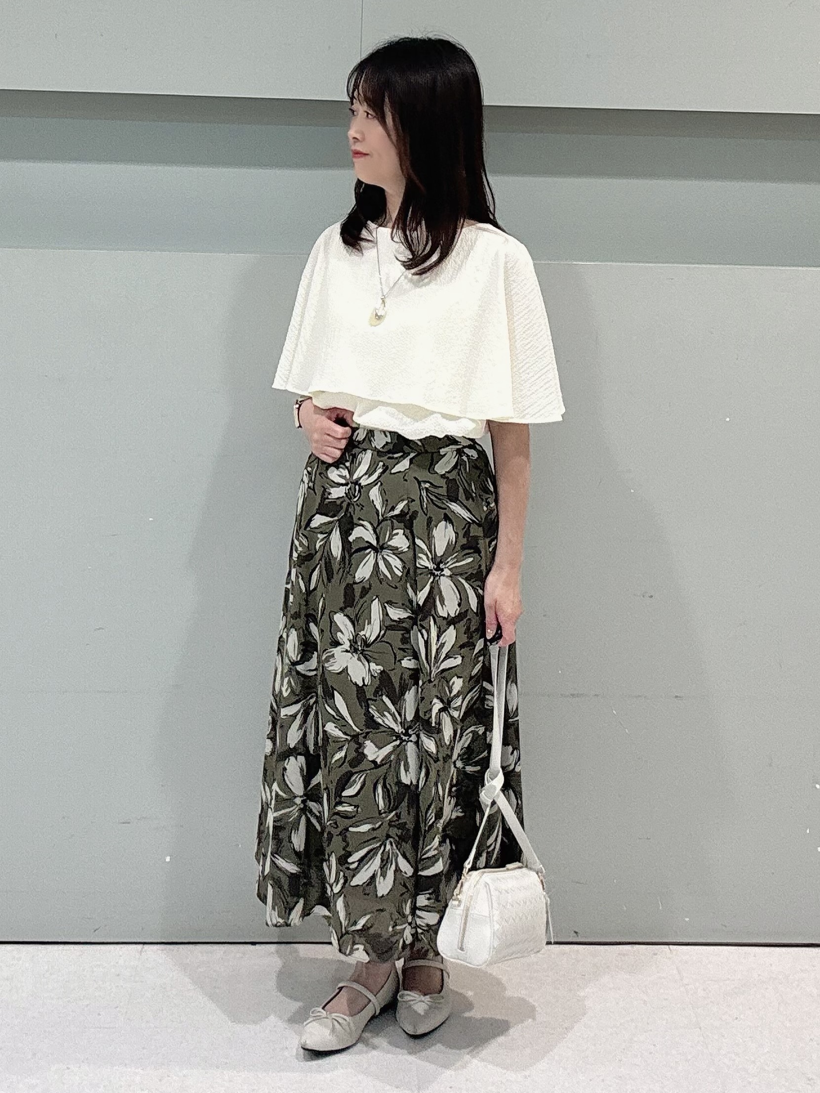 makiさんの「UNTITLED｜【洗える/ストレッチ性/フェミニン】ケープデザインブラウス」を使ったコーディネート