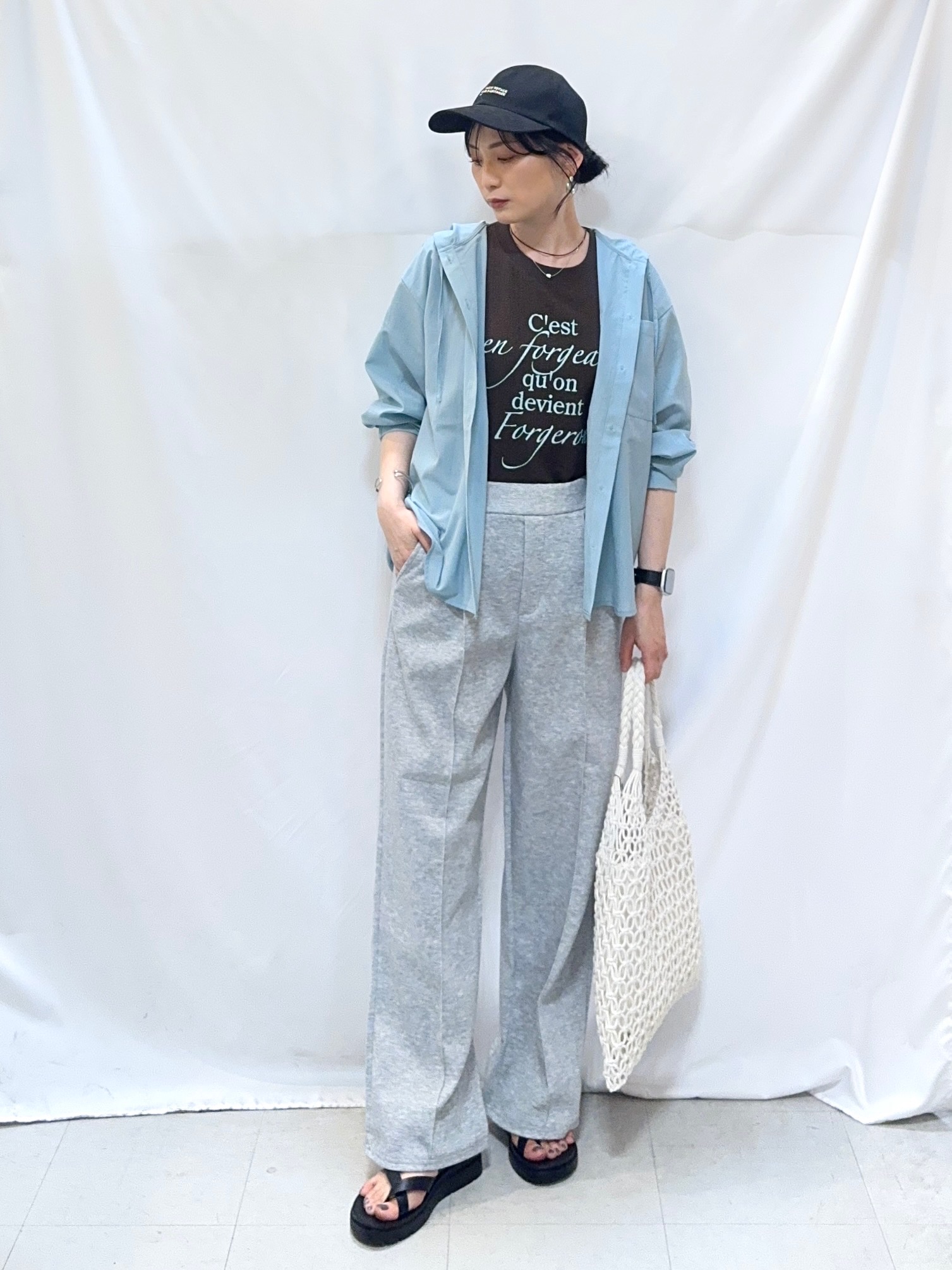 𝐇𝐢𝐫𝐨𝐦𝐢さんの「SHOO･LA･RUE｜【さらり快適/洗濯機可/S-LL】UVカット機能付き ライトな着心地 ひんやりシャツパーカ」を使ったコーディネート