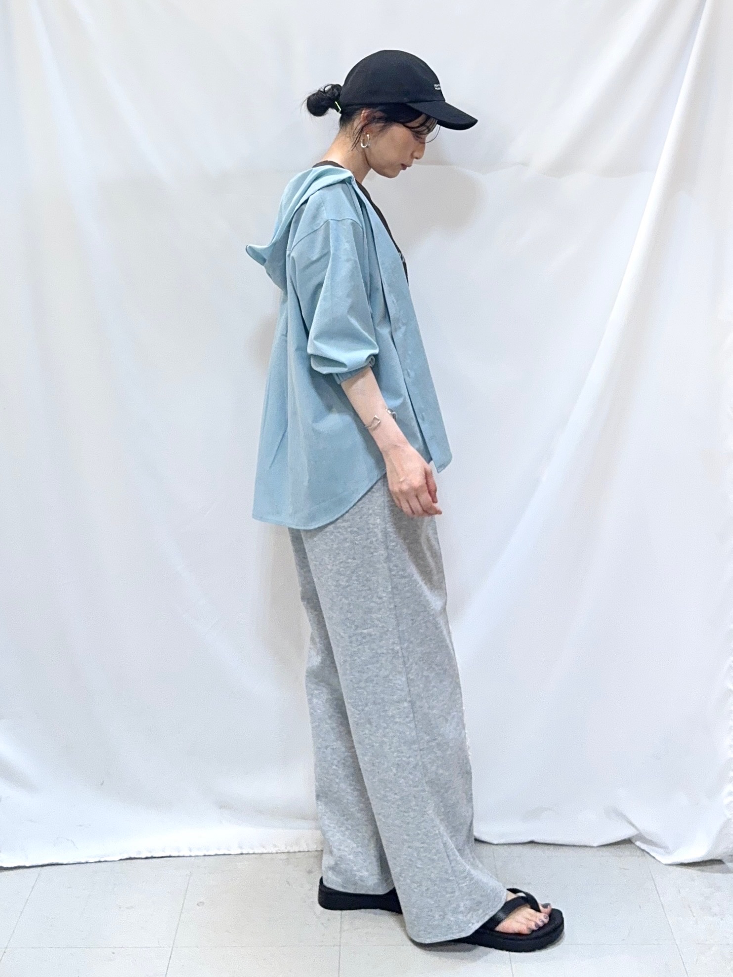 𝐇𝐢𝐫𝐨𝐦𝐢さんの「SHOO･LA･RUE｜【さらり快適/洗濯機可/S-LL】UVカット機能付き ライトな着心地 ひんやりシャツパーカ」を使ったコーディネート