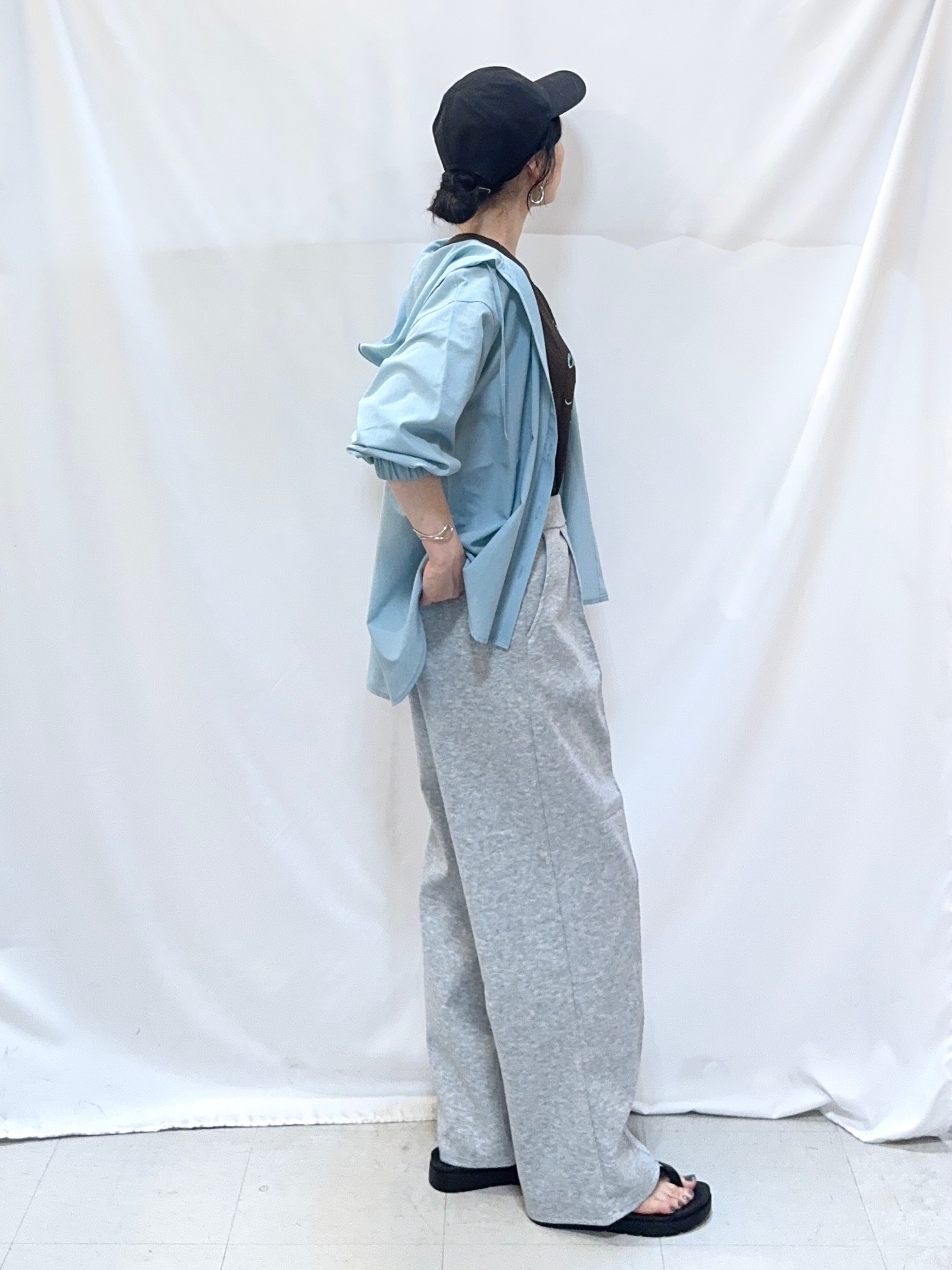 𝐇𝐢𝐫𝐨𝐦𝐢さんの「SHOO･LA･RUE｜【さらり快適/洗濯機可/S-LL】UVカット機能付き ライトな着心地 ひんやりシャツパーカ」を使ったコーディネート