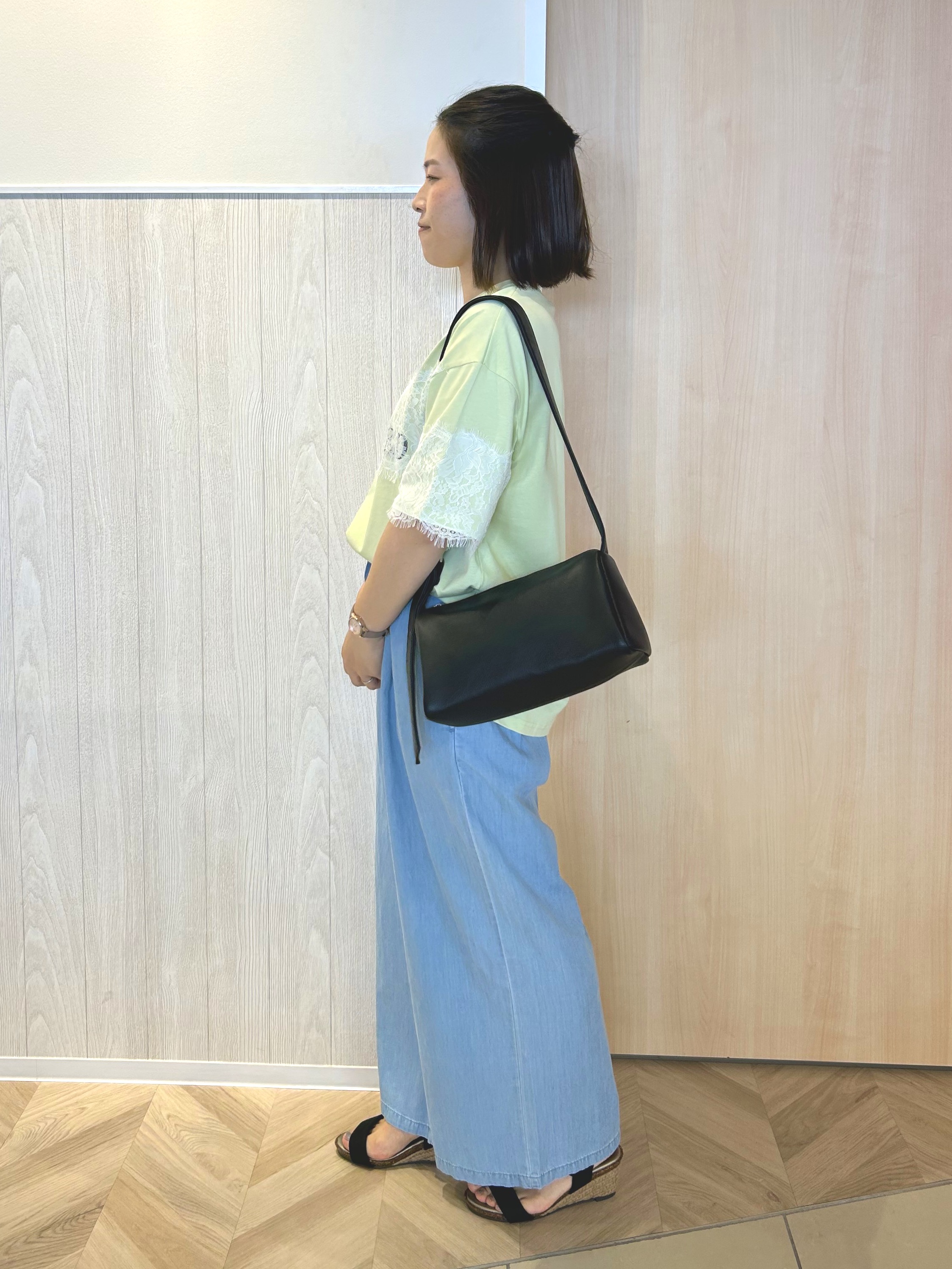 tomoさんの「SHOO･LA･RUE｜【ひんやり/洗濯機可】レースデザインでこなれ見え ロゴプリントTシャツ」を使ったコーディネート