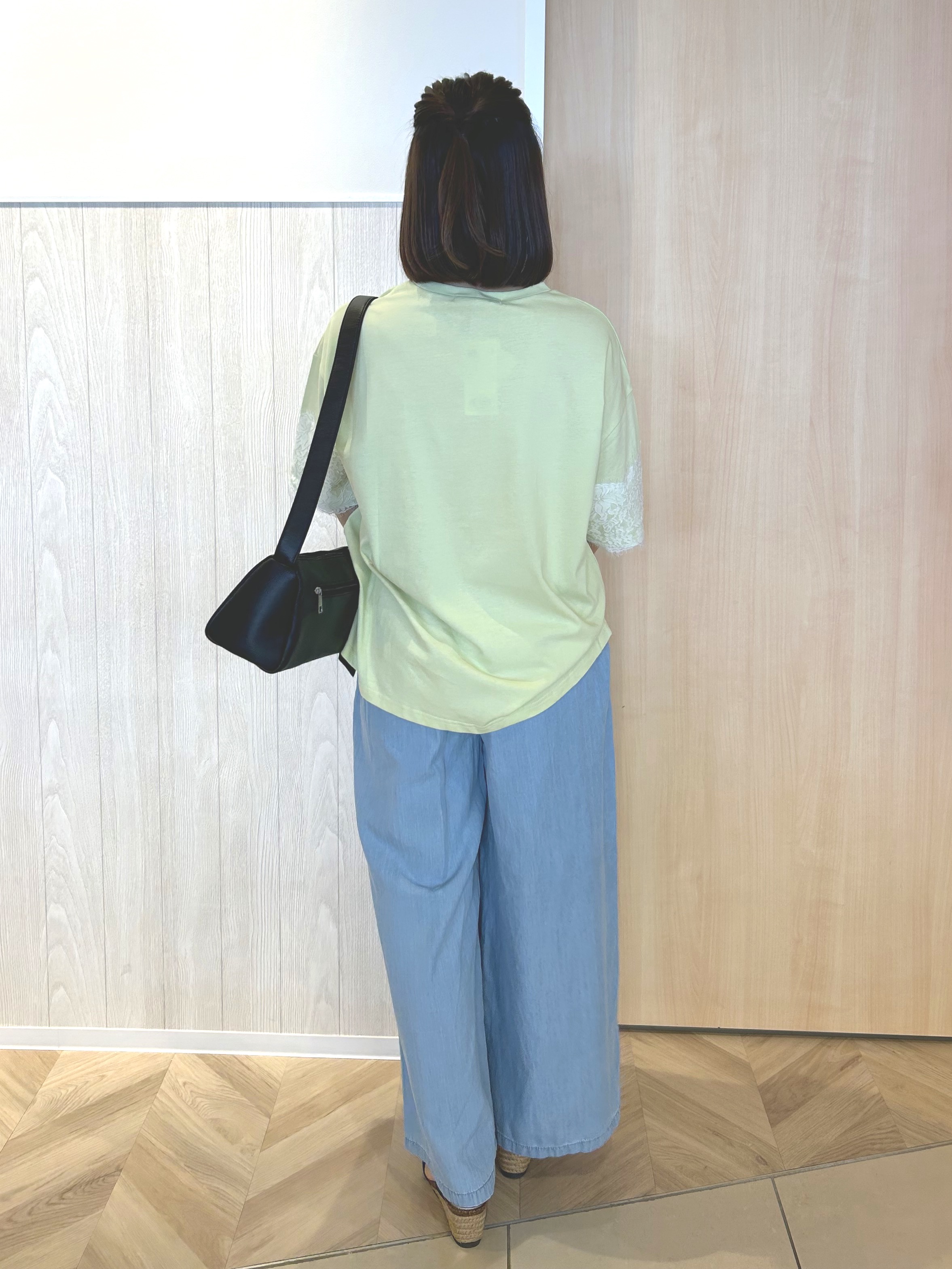 tomoさんの「SHOO･LA･RUE｜【ひんやり/洗濯機可】レースデザインでこなれ見え ロゴプリントTシャツ」を使ったコーディネート